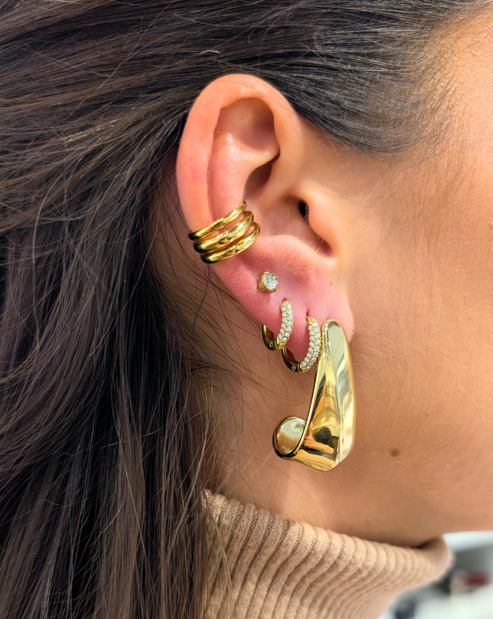 SCULPT GOLD Edelstahl-Ohrringe in Gold mit einer markanten geometrischen Form, elegante und gewagte Mode-Ohrringe von Patrizia Ljubljana für einen modernen Look.