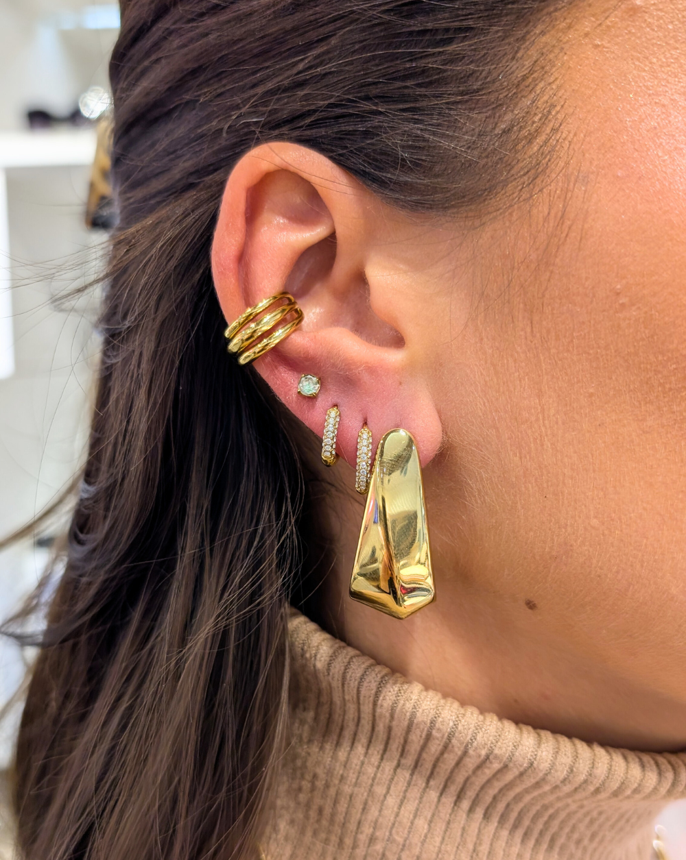 SCULPT GOLD Edelstahl-Ohrringe in Gold mit einer markanten geometrischen Form, elegante und gewagte Mode-Ohrringe von Patrizia Ljubljana für einen modernen Look.