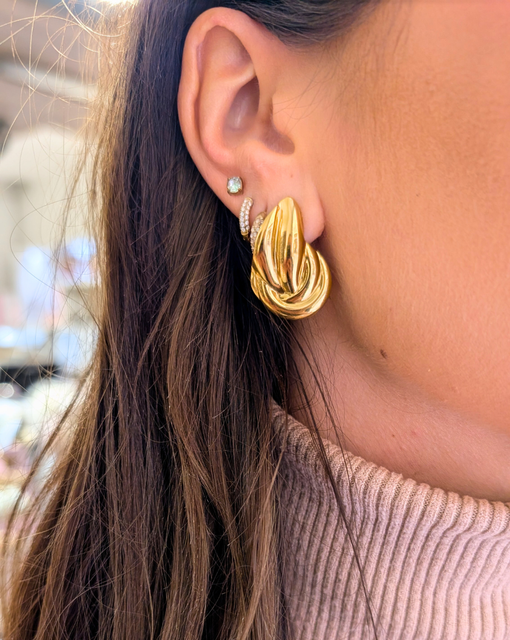 SCULPTURA Ohrringe aus rostfreiem Stahl, elegante goldene Ohrringe mit weicher runder Form von Patrizia Ljubljana für einen modischen Alltagslook.