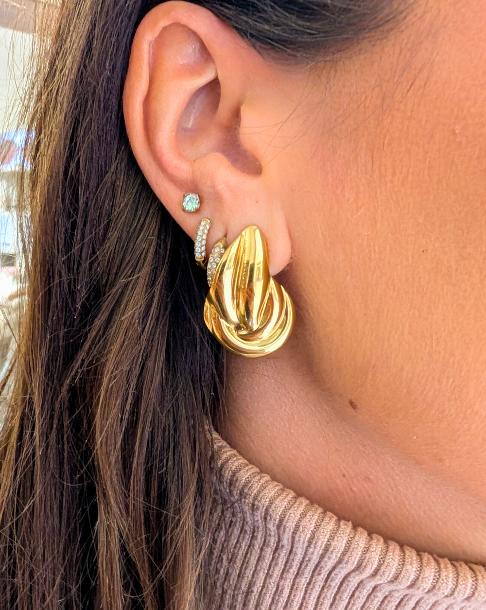 SCULPTURA Ohrringe aus rostfreiem Stahl, elegante goldene Ohrringe mit weicher runder Form von Patrizia Ljubljana für einen modischen Alltagslook.