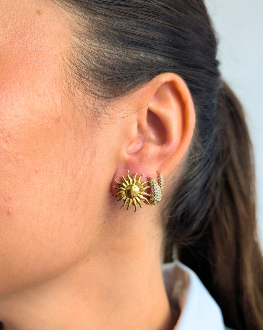 Naušnice SUNLIGHT od nehrđajućeg čelika s motivom sunca, elegantne zlatne naušnice iz trgovine Patrizia Ljubljana za moderan i sjajan izgled.