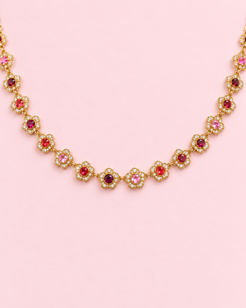 Verižica BLOOM JEWELS iz nerjavečega jekla z nizom cvetličnih motivov, okrašenih z osrednjimi kristali in drobnimi bleščečimi kamenčki – Trgovina Patrizia Ljubljana.