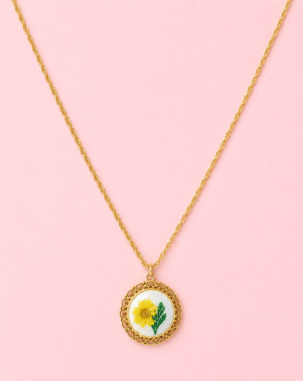 Verižica BLOSSOM LOCKET iz nerjavečega jekla z okroglim cvetličnim obeskom – Trgovina Patrizia Ljubljana.