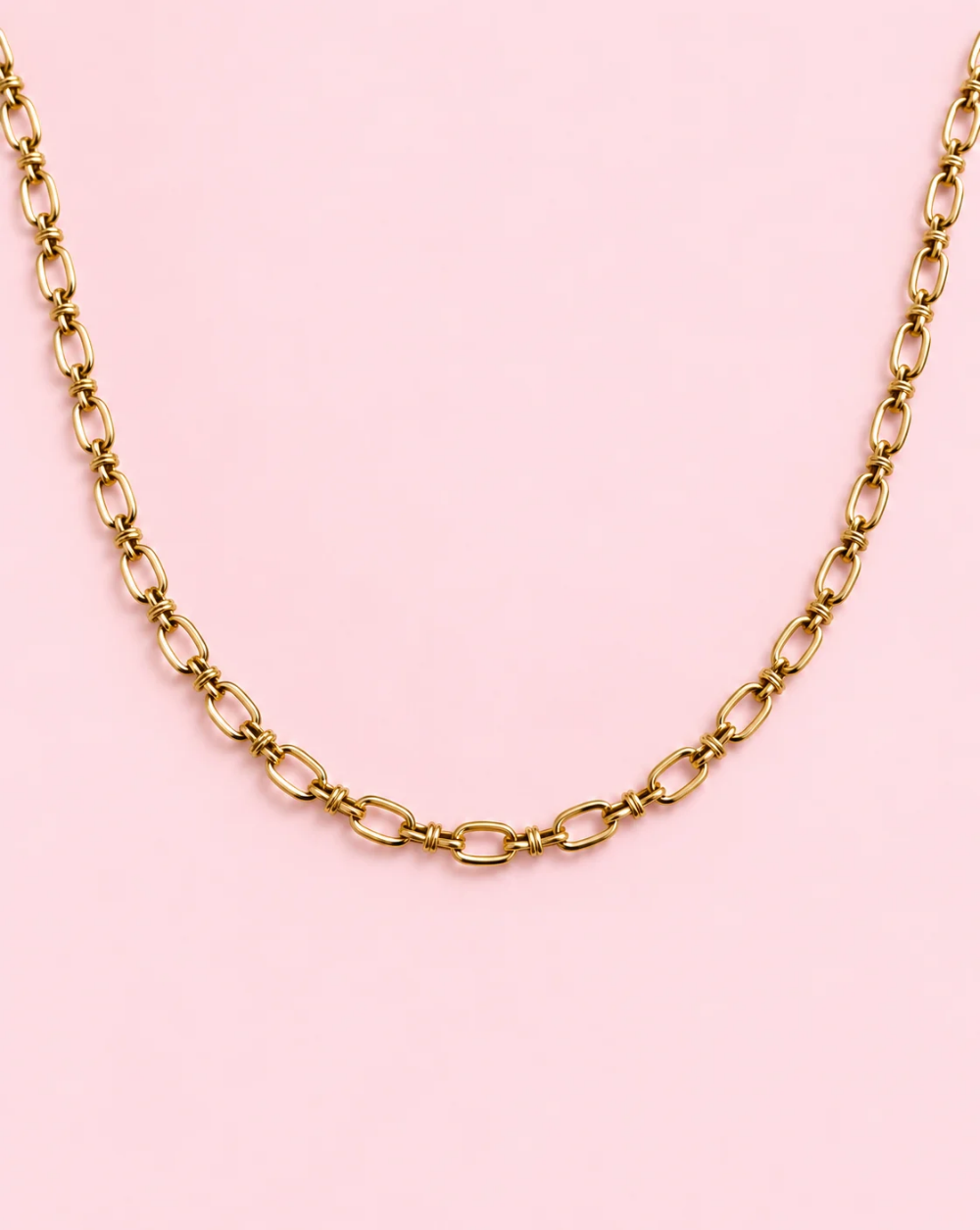 Necklace OVAL BOND, made of stainless steel with elongated oval links and decorative knotted connections – Trgovina Patrizia Ljubljana.