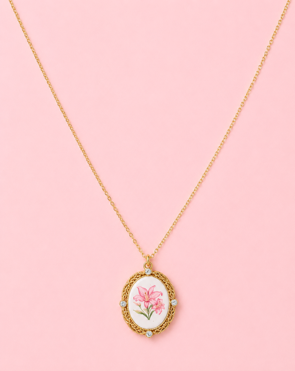Verižica PINK LILY iz nerjavečega jekla z ovalnim medaljonom, motivom rožnate lilije in kristalčki – Trgovina Patrizia Ljubljana.