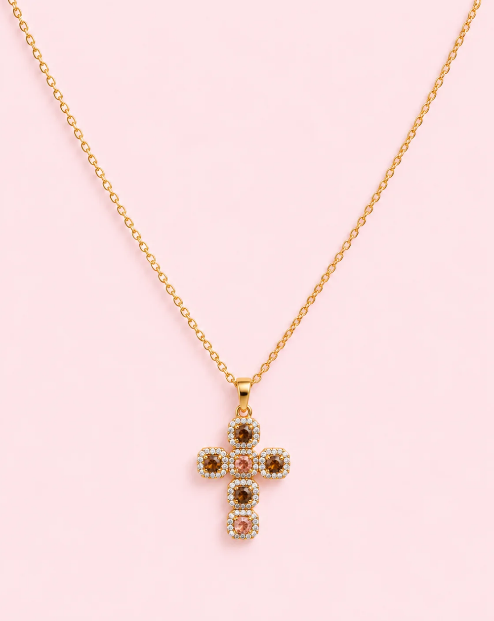 Zlata verižica ROYAL CROSS iz nerjavečega jekla z obeskom v obliki križa, okrašenim z rjavimi in rožnatimi kristali ter drobnimi bleščečimi kamenčki – Trgovina Patrizia Ljubljana.