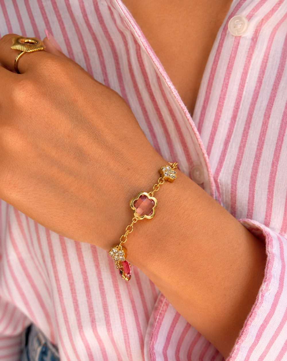 Zlata zapestnica FLORAL JEWELS iz nerjavečega jekla s steklenimi in bleščečimi cvetličnimi motivi v rdeči in roza barvi – Trgovina Patrizia Ljubljana.