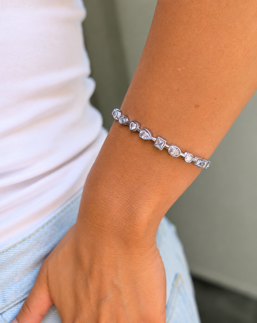 Armband BANGLE“ aus Edelstahl mit funkelnden Kristallen in verschiedenen Formen – Trgovina Patrizia .