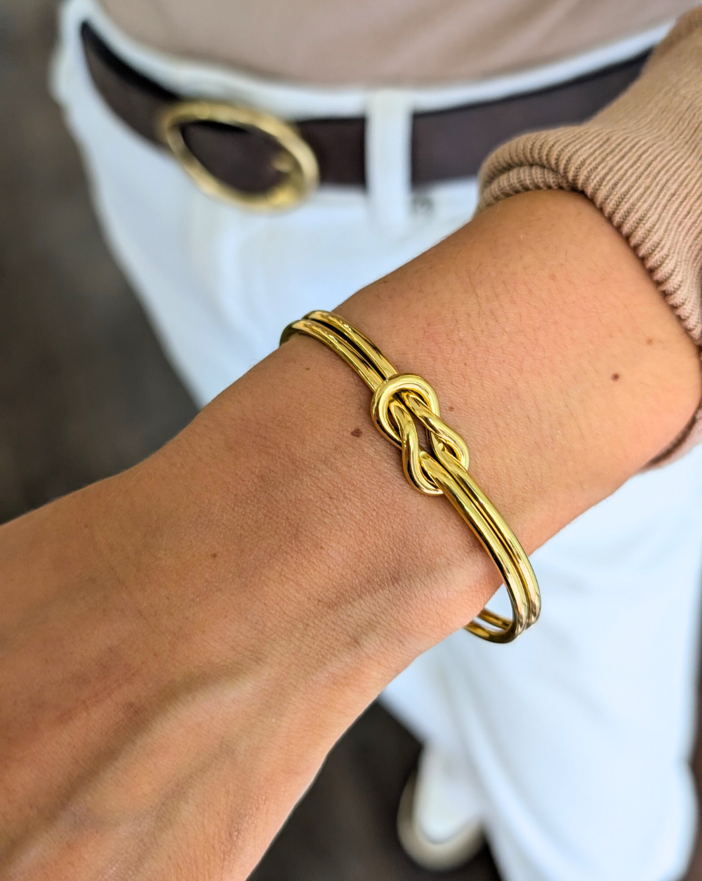 ROPE Armband aus Edelstahl in Gold mit Knotendetail, elegantes Armband von Patrizia Ljubljana für einen raffinierten und modischen Look.