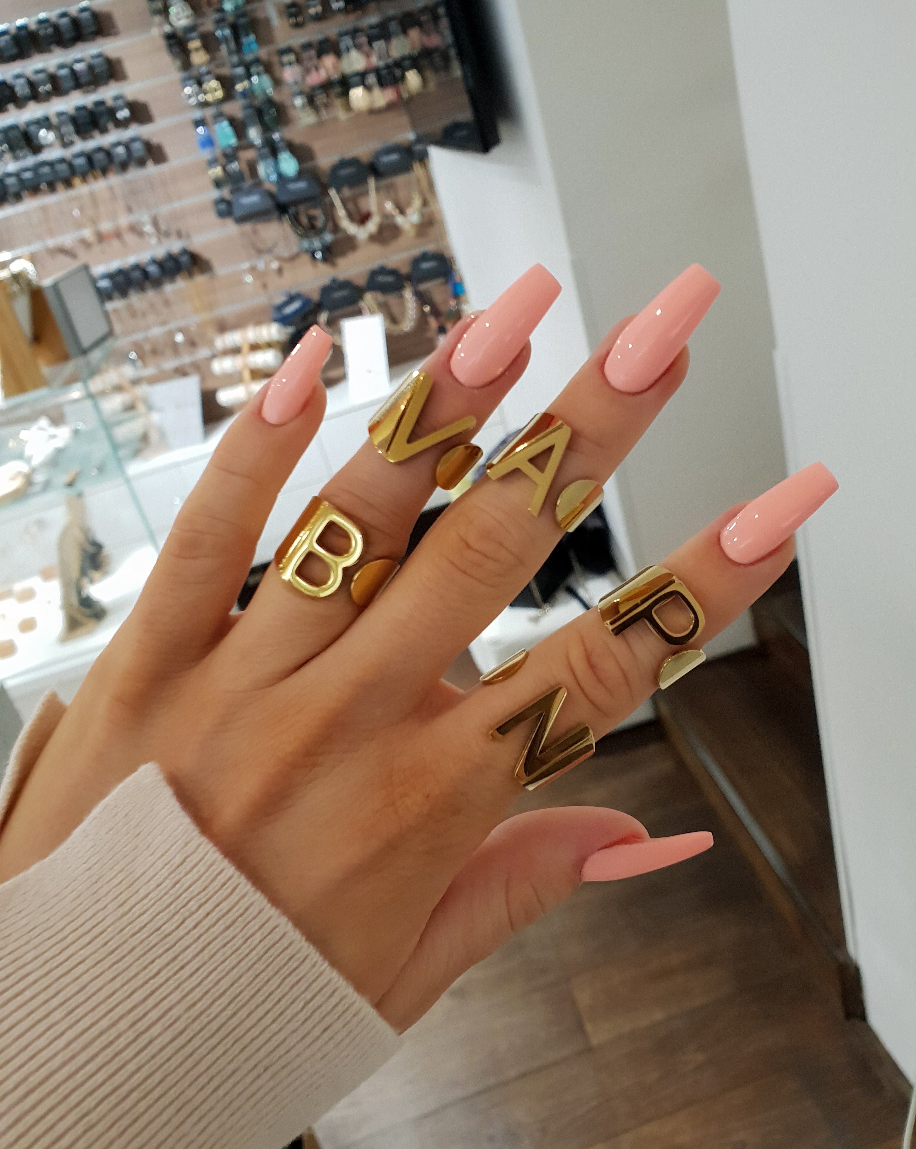 Ring mit dem Buchstaben