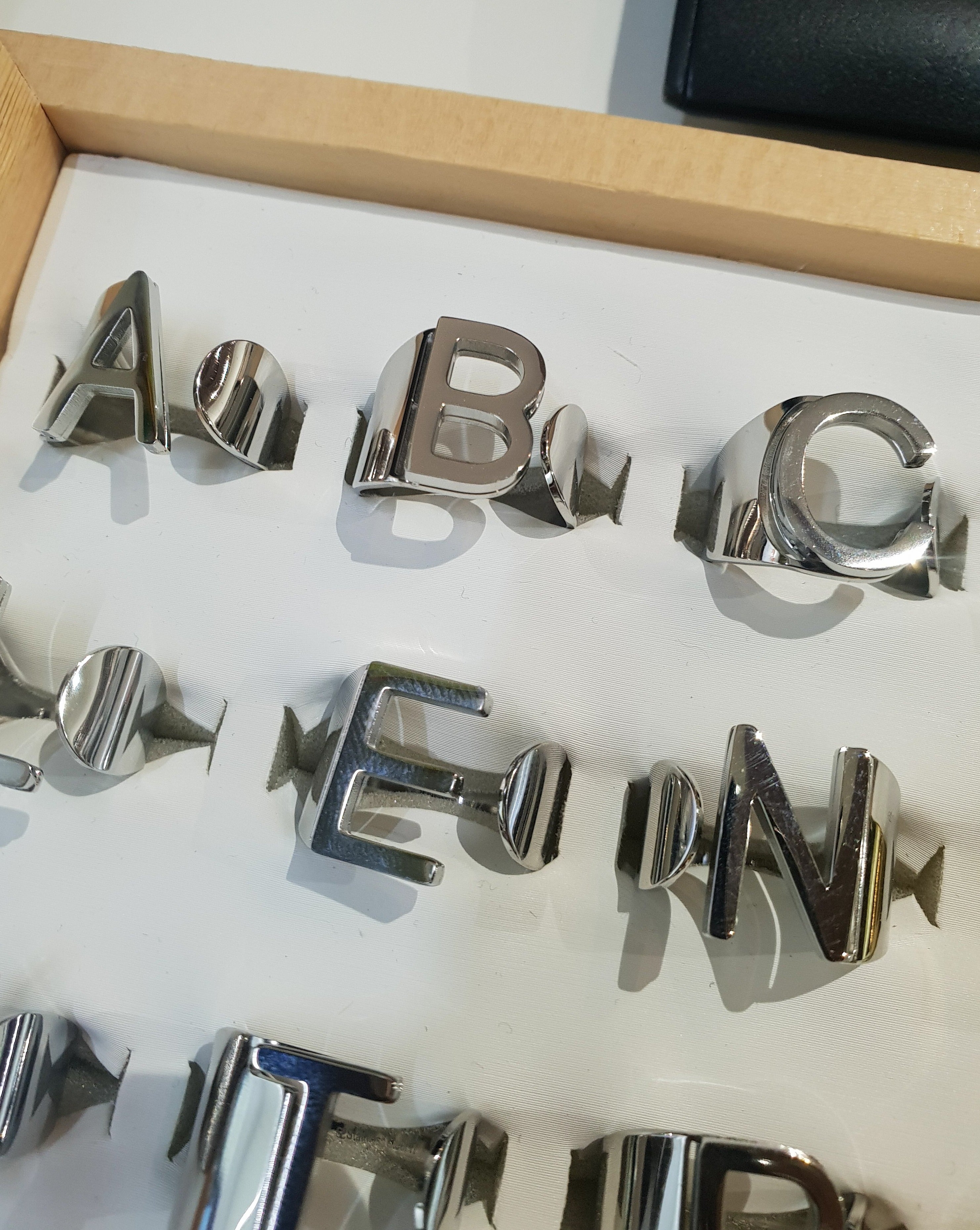 Ring mit dem Buchstaben