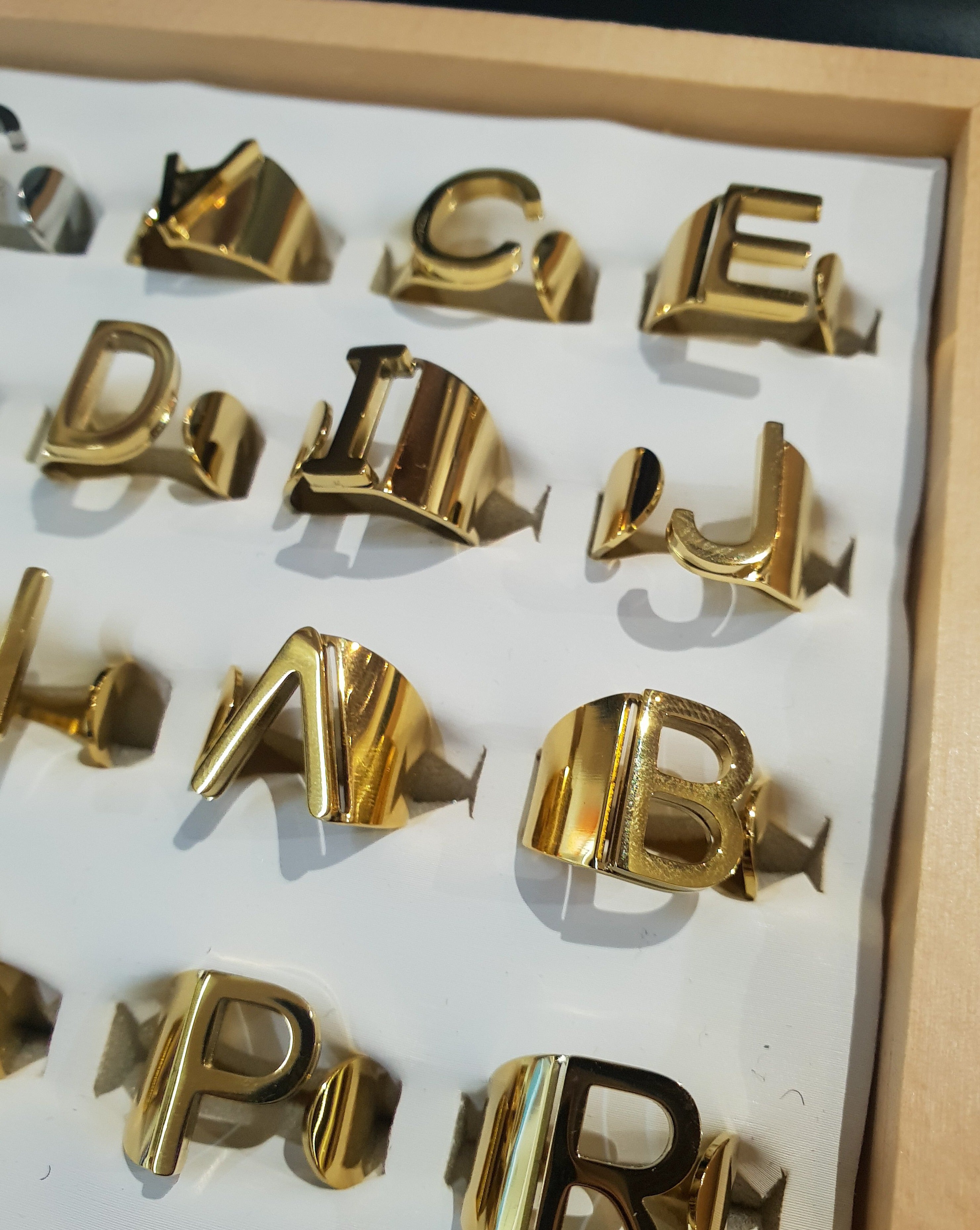 Ring mit dem Buchstaben