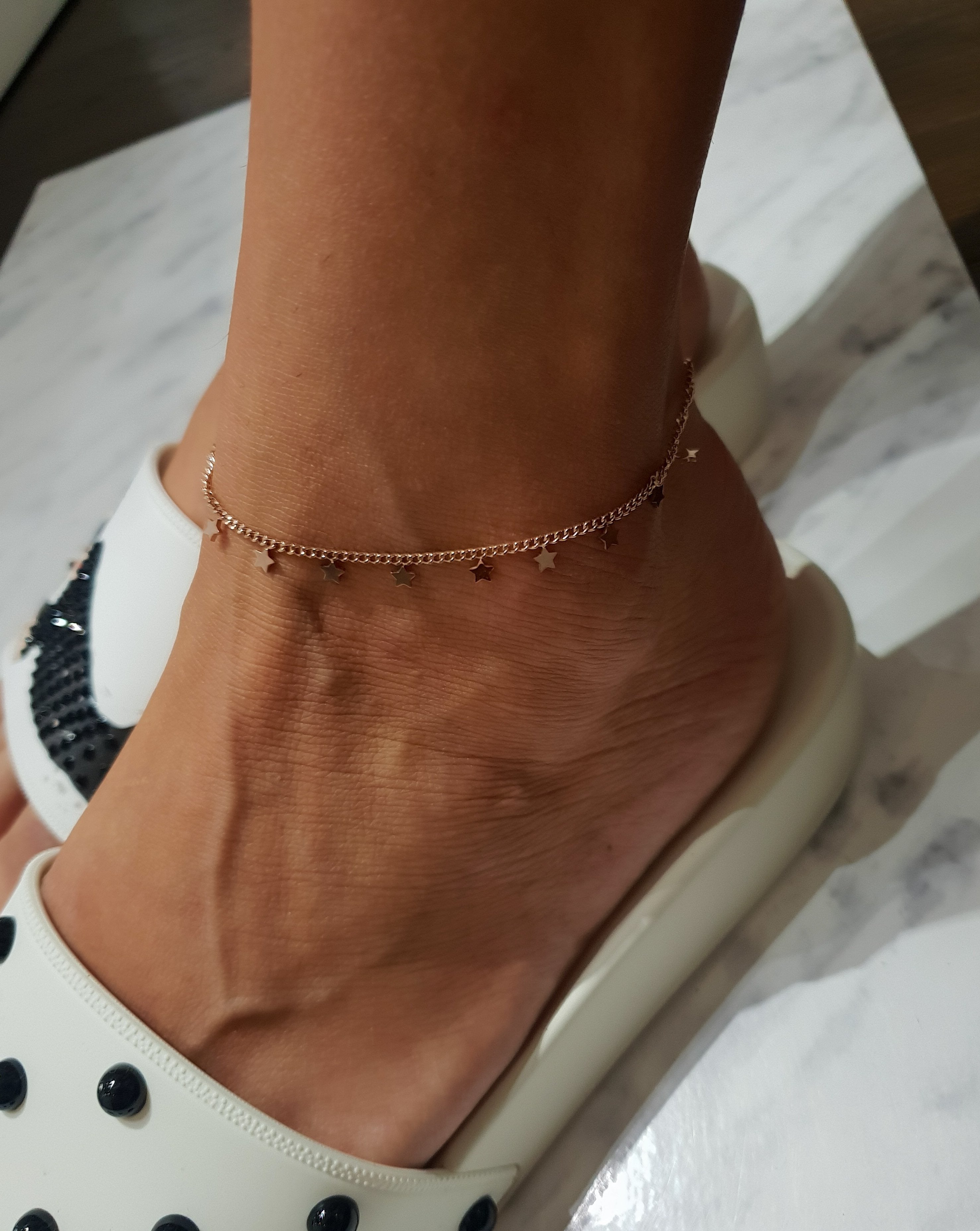 Armband am Bein | Dünn mit Anhängern