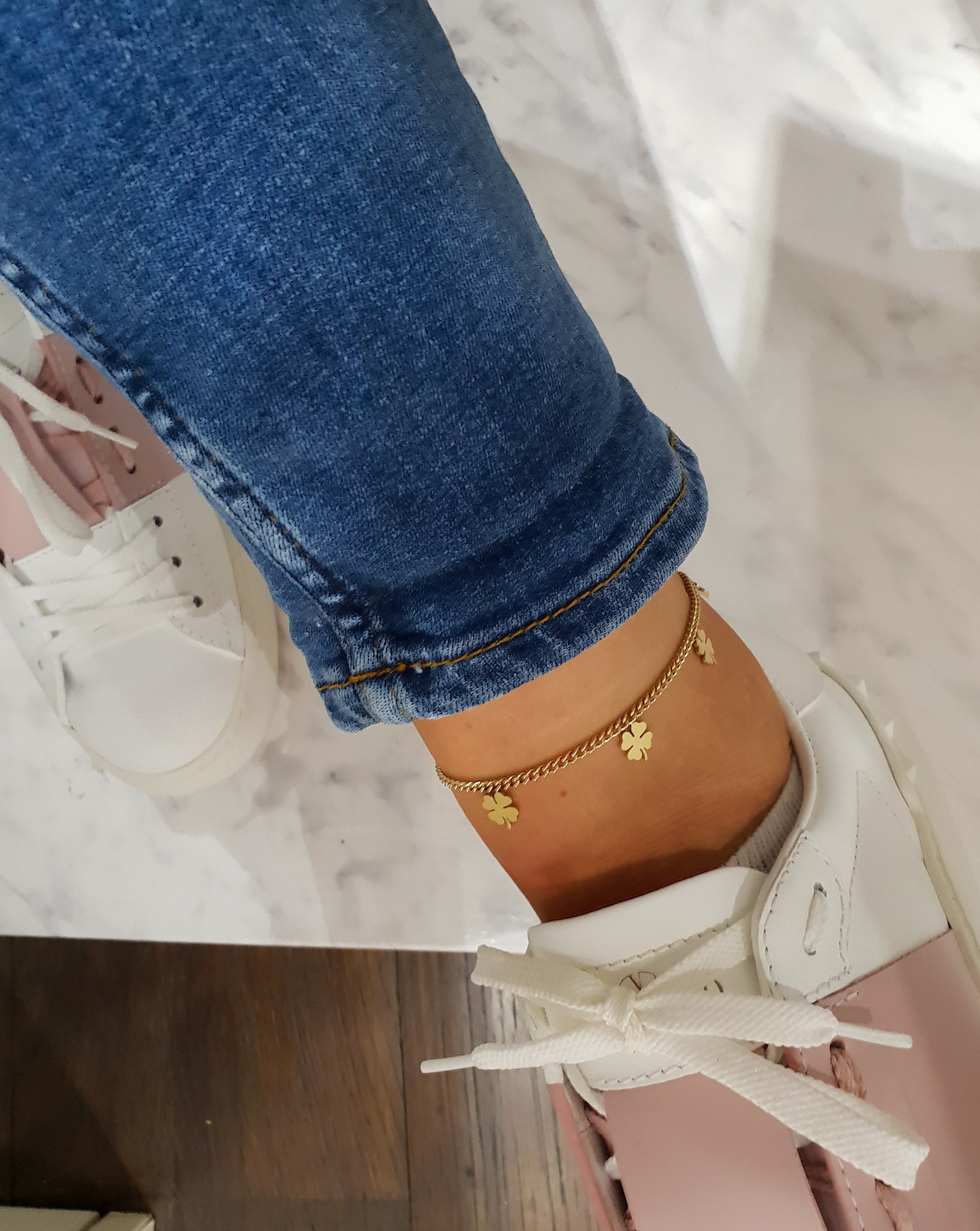 Armband für das Bein mit Kleesymbolen