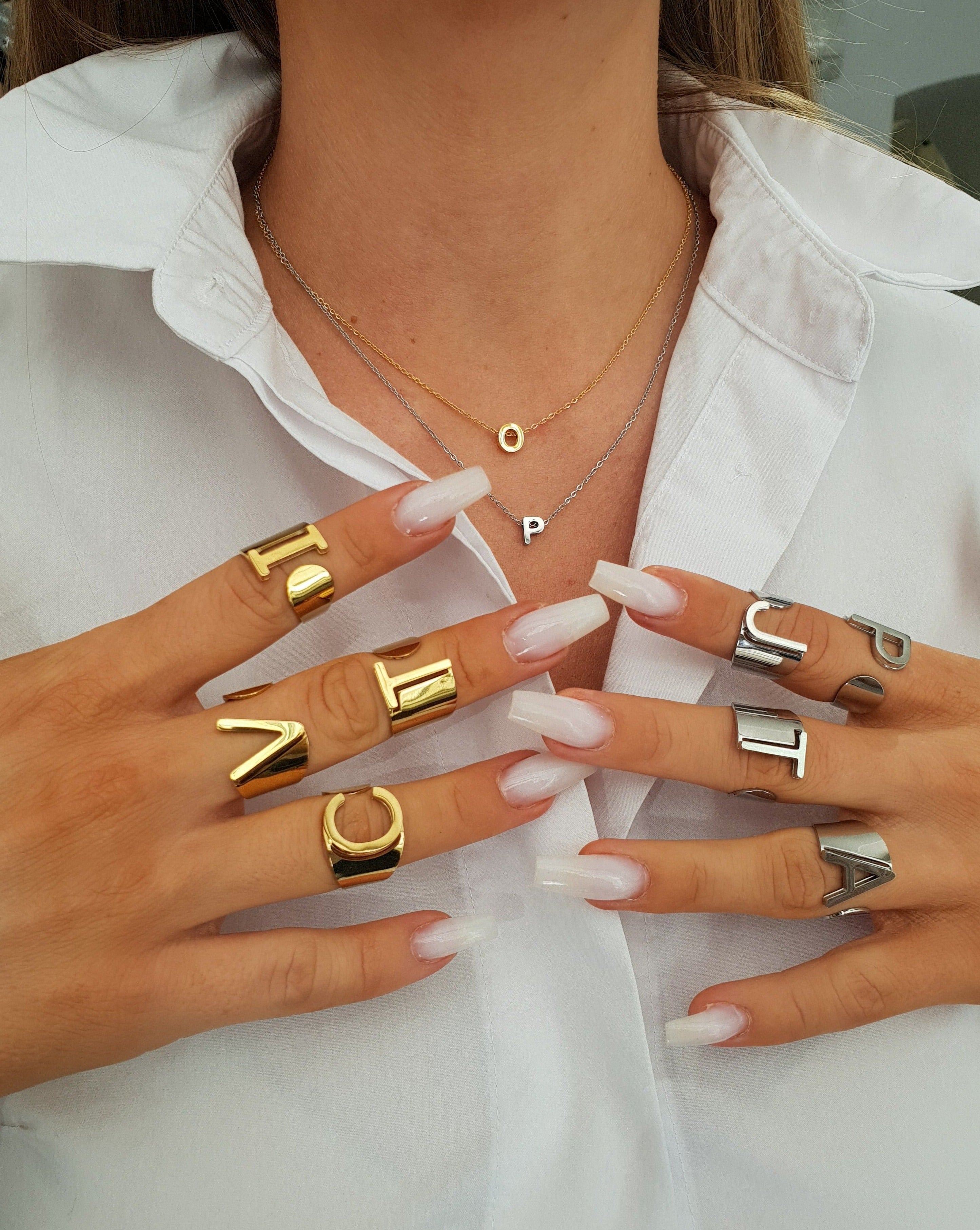 Ring mit dem Buchstaben