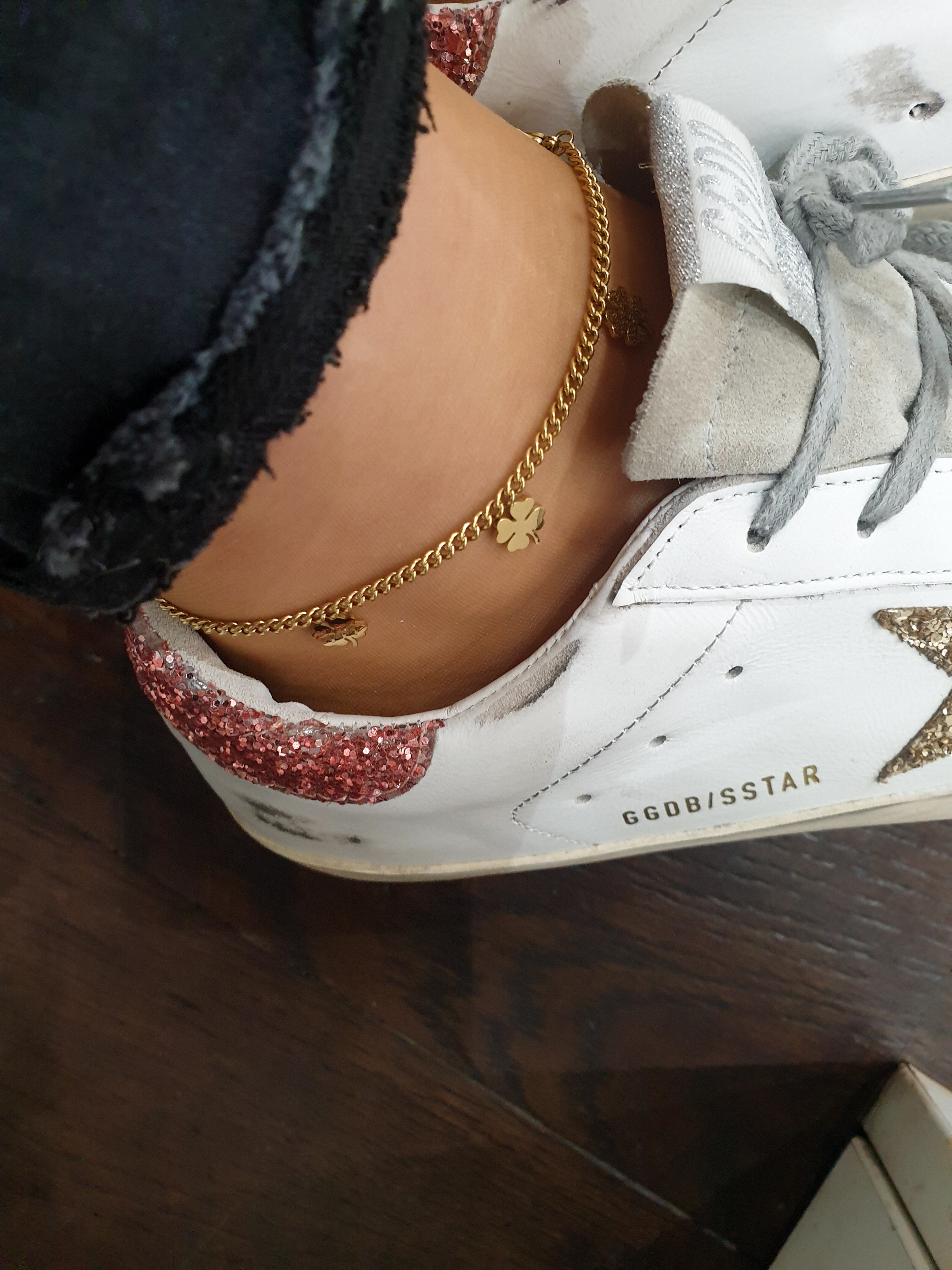 Armband für das Bein mit Kleesymbolen