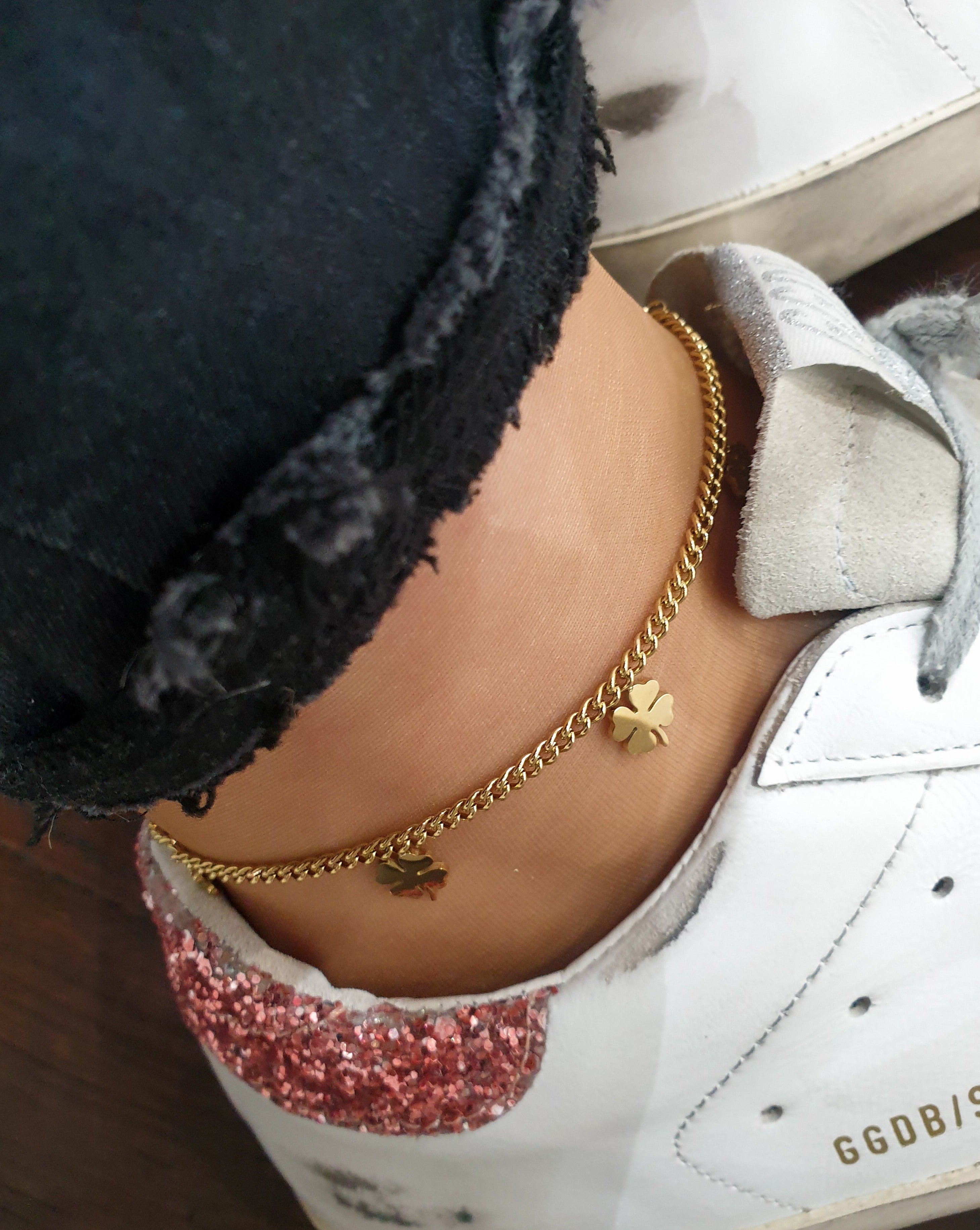Bracelet for the leg with Clover symbols