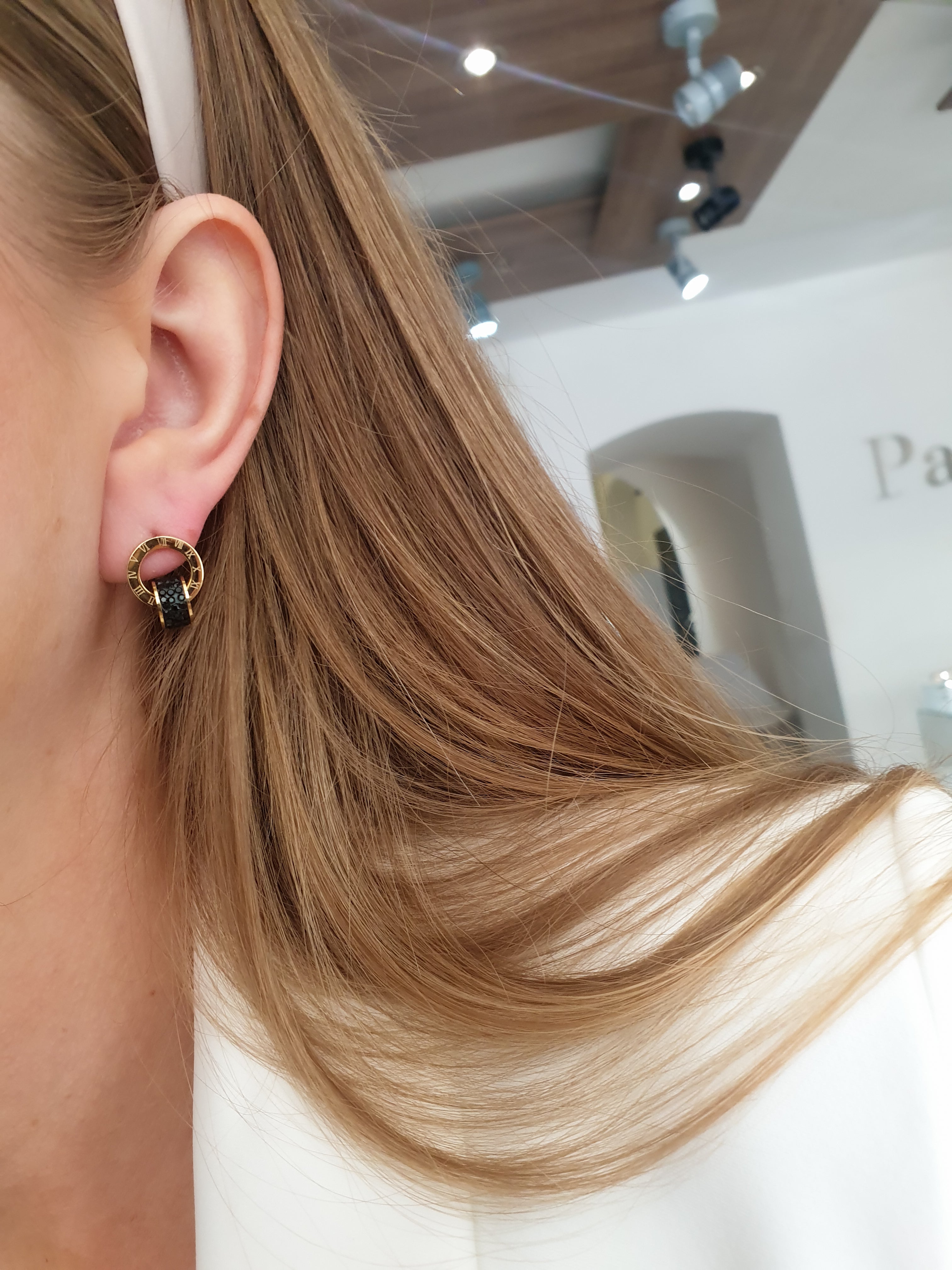 PRETTY VIBE Stud Naušnice | Black - Zlato