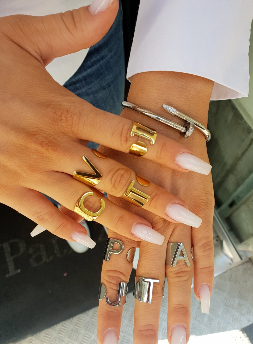 Ring mit dem Buchstaben