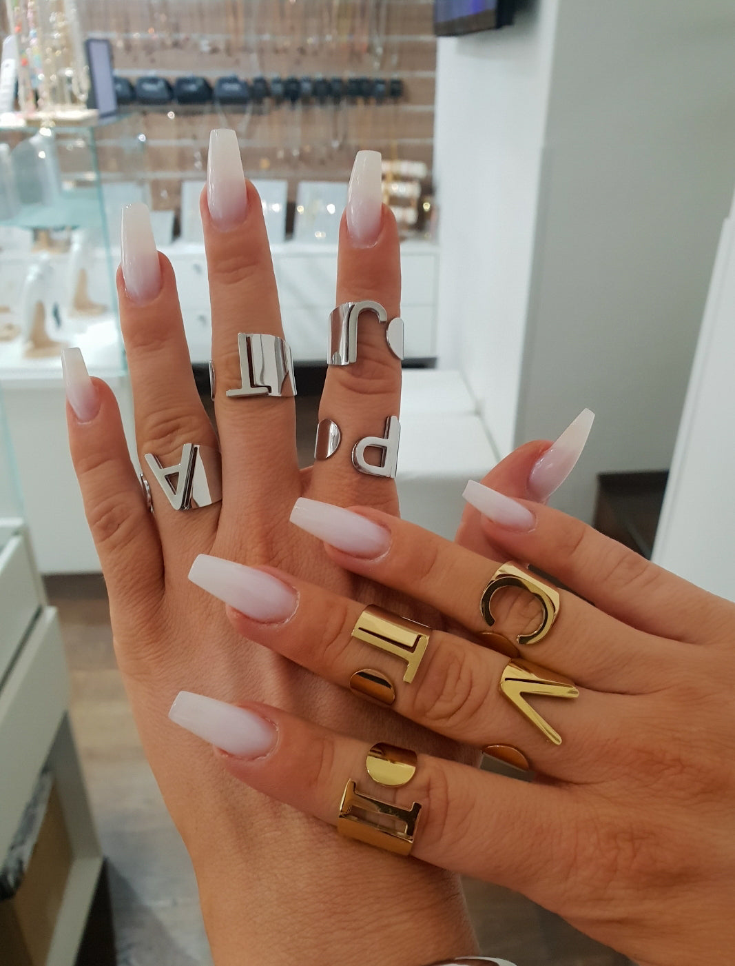 Ring mit dem Buchstaben