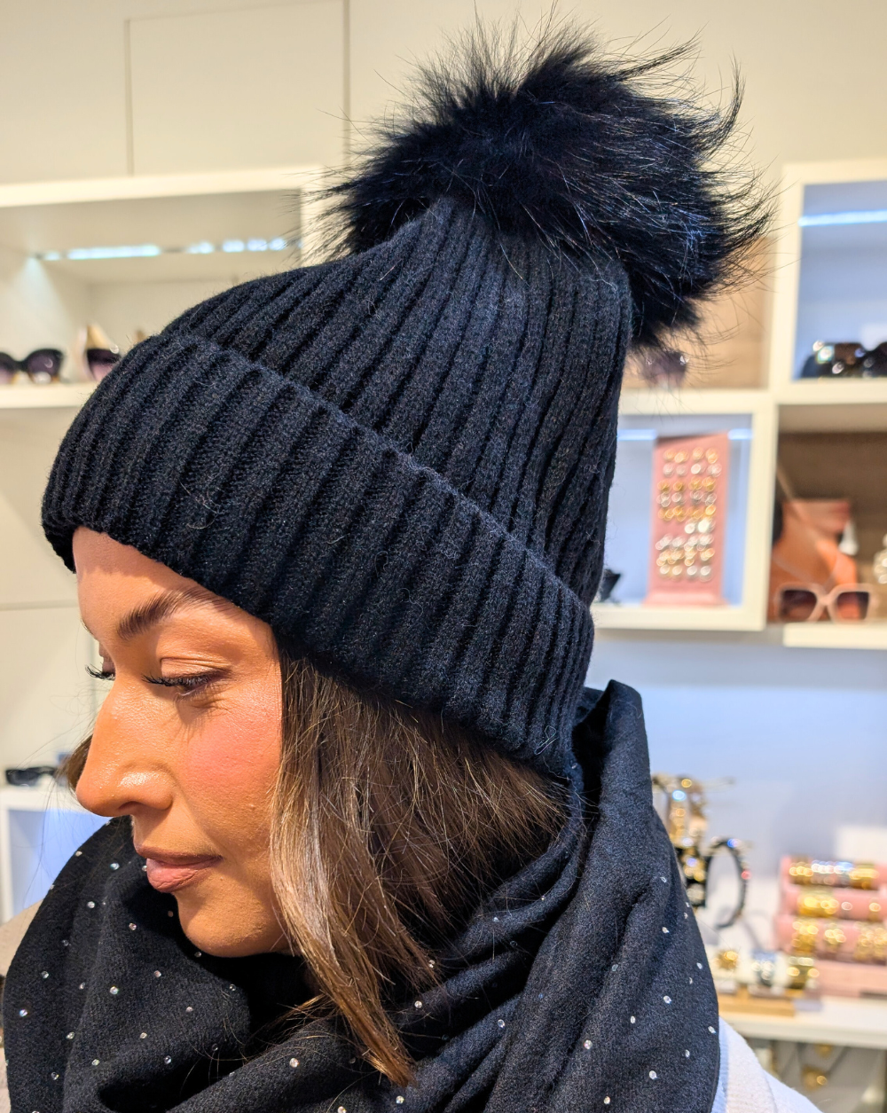 SNOW-Mütze aus weichem Strick mit luxuriösem Kunstfellbesatz in Schwarz - Trgovina Patrizia Ljubljana