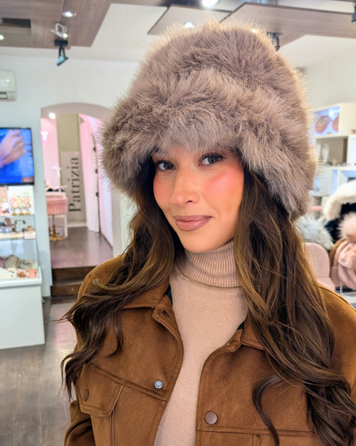klobuk iz umetnega krzna v taupe barvi – Trgovina Patrizia Ljubljana