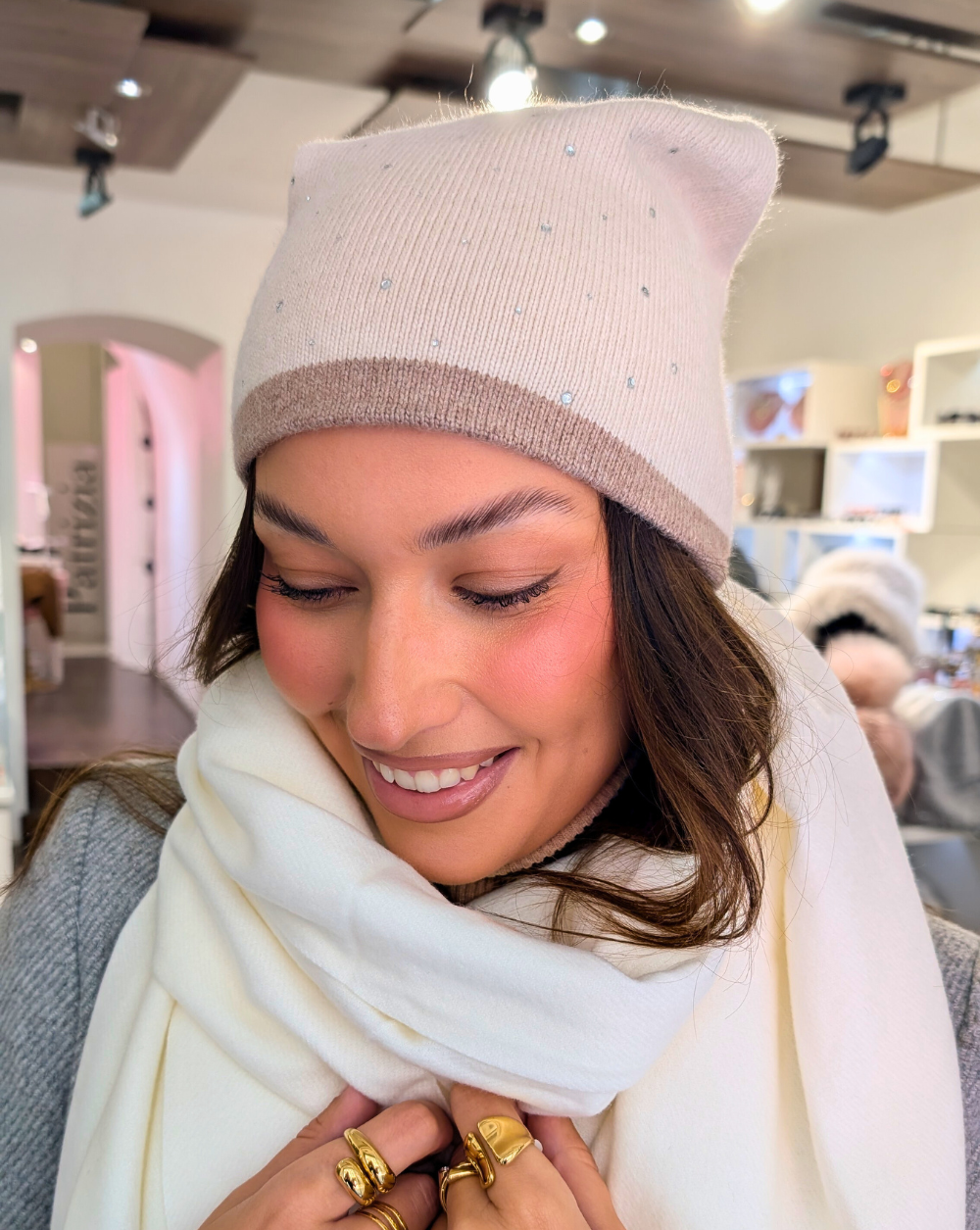 CRYSTAL GLOW Mütze aus weichem Strickstoff mit kleinen Kristallen in Beige - Trgovina Patrizia Ljubljana