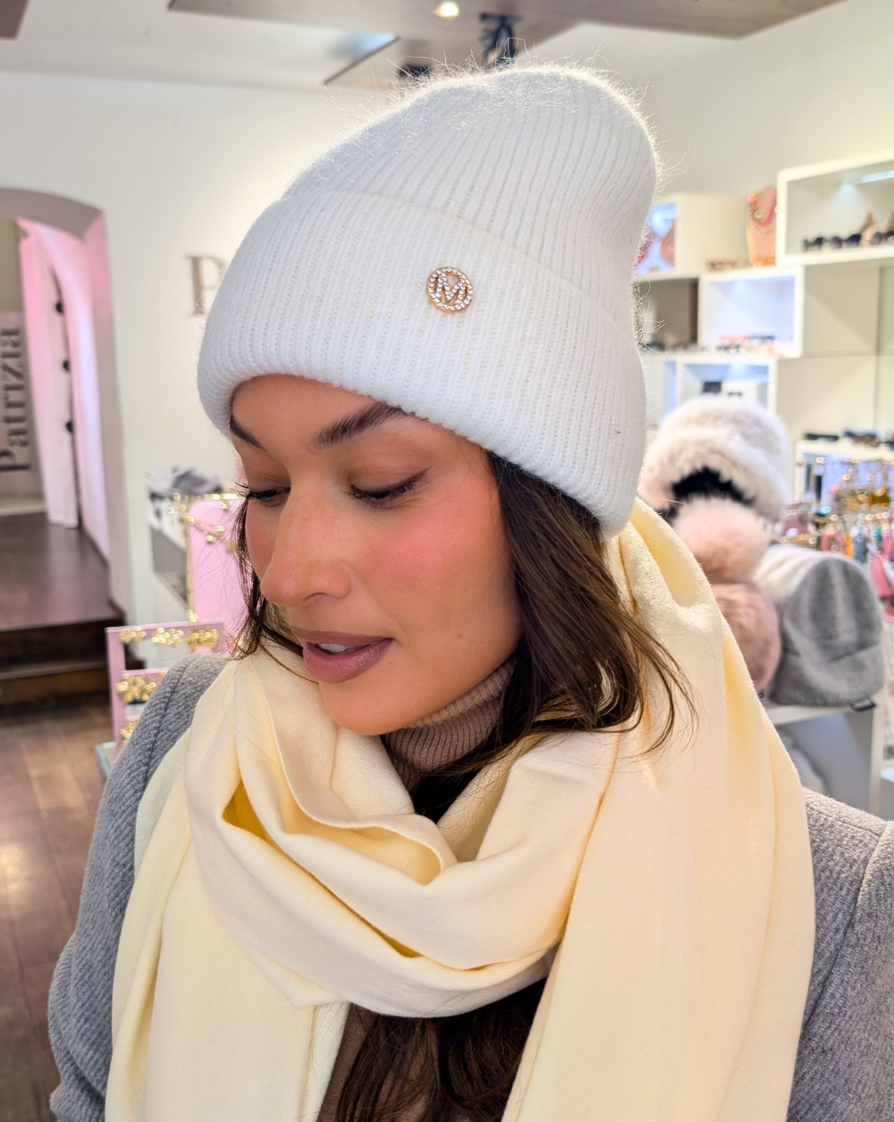 WINTER CHARM Mütze aus weichem weißem Strick mit goldenem Emblem - Trgovina Patrizia Ljubljana