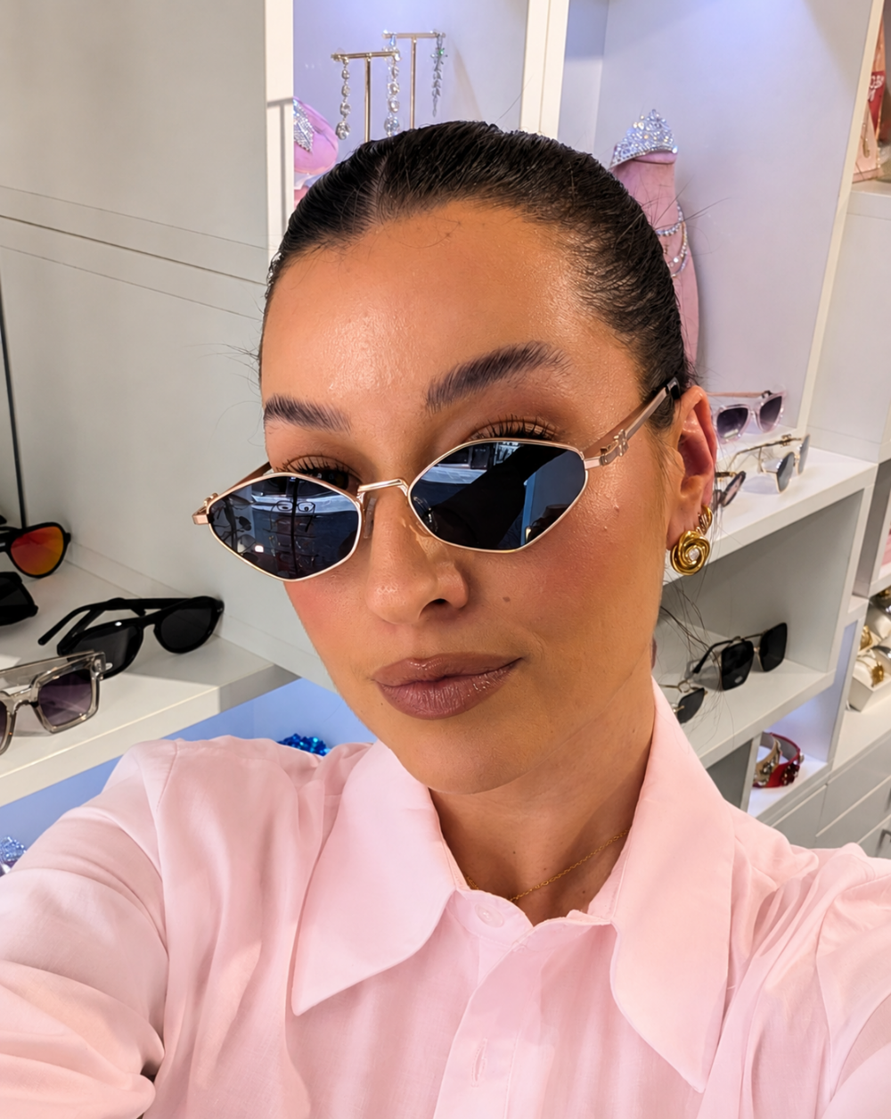 Sončna očala z ozkimi minimalističnimi stekli in UV400 zaščito – trgovina Patrizia Ljubljana, moderen eleganten modni dodatek