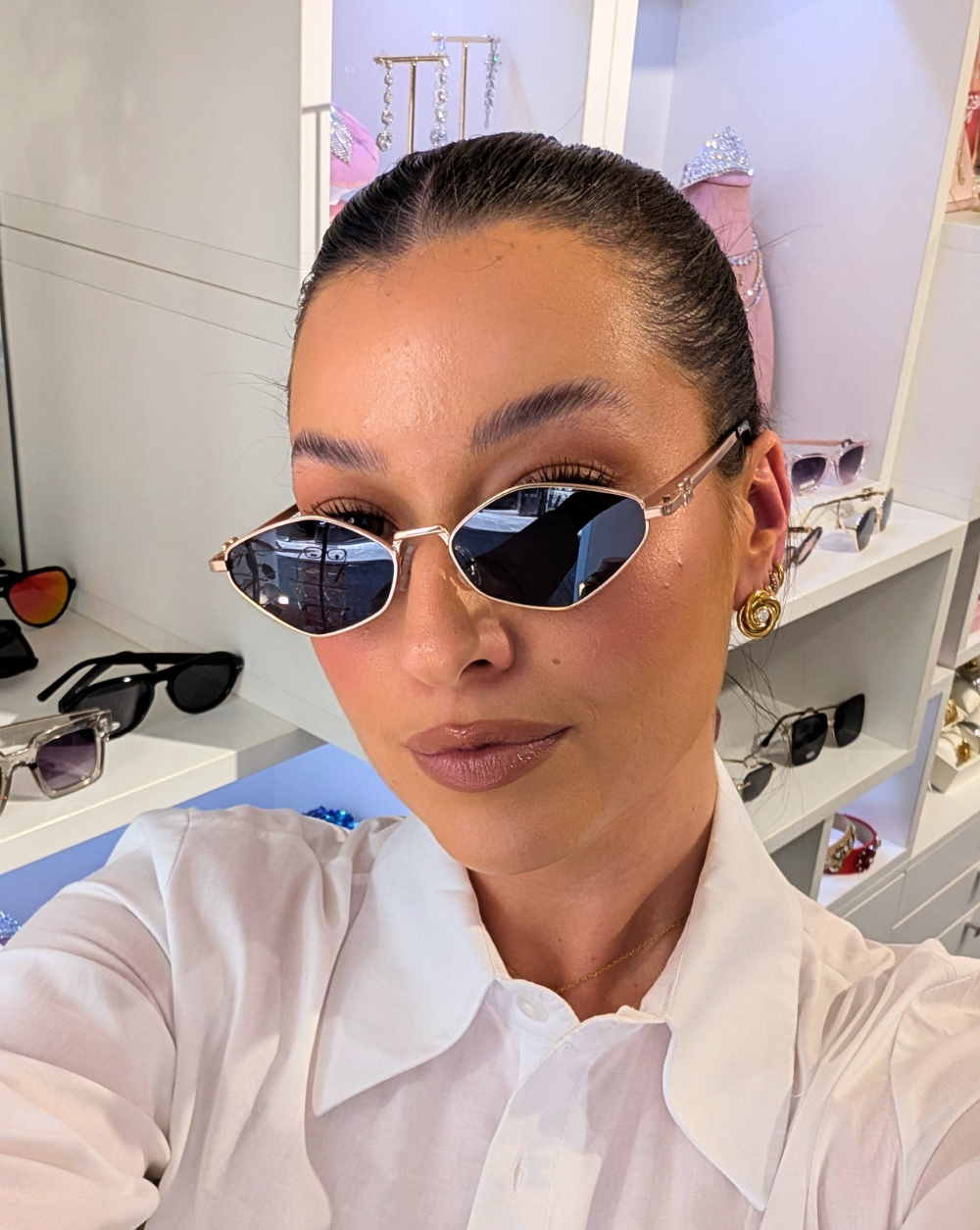 Sunčane naočale s uskim minimalističkim lećama i UV400 zaštitom – trgovina Patrizia Ljubljana, moderan, elegantan modni dodatak