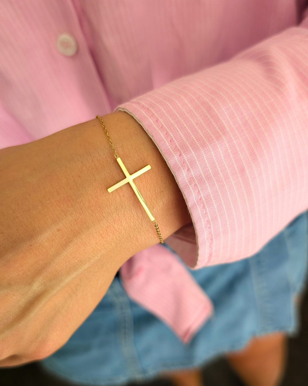 MinimalistischesArmband mit einem eleganten Kreuz an einer Kette - ein symbolisches und modisches Stück von Patrizia Ljubljana.