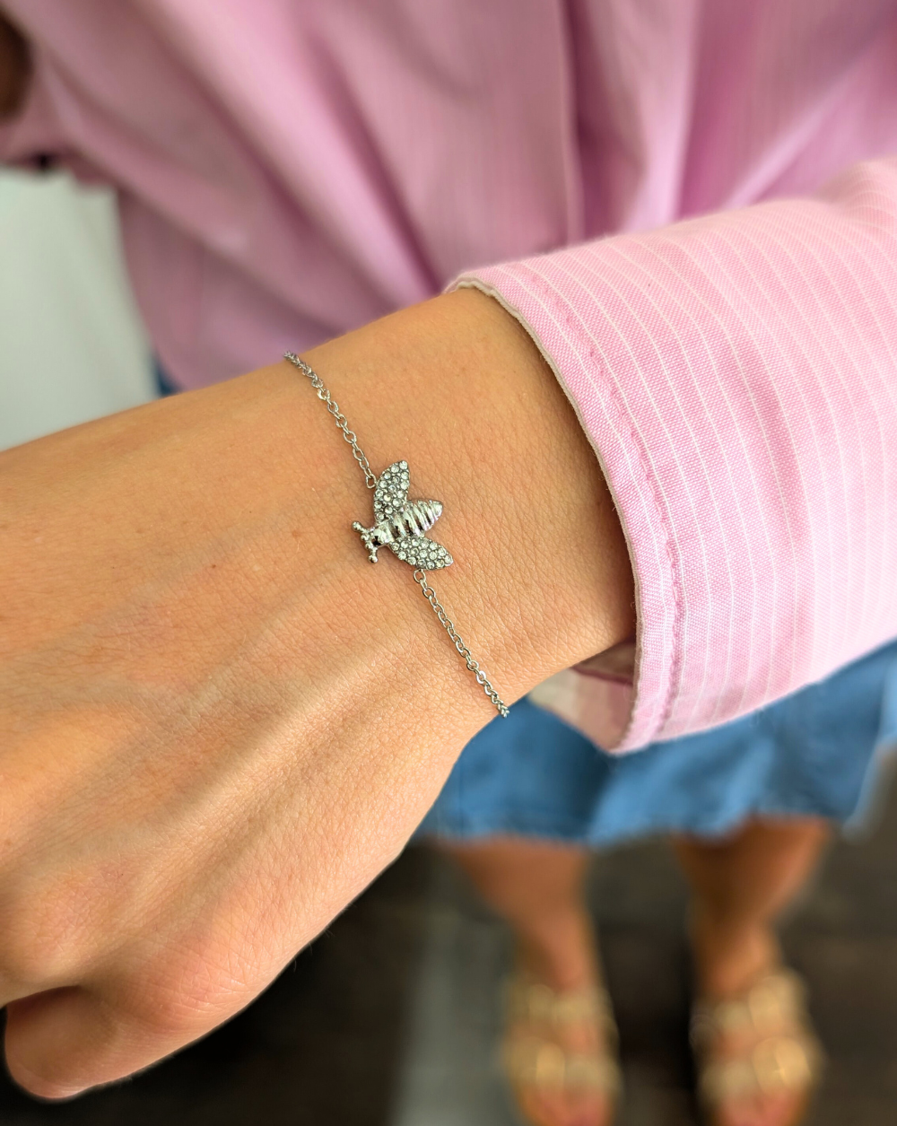 Silber Armband mit einer funkelnden, mit Kristallen besetzten Biene an einer dünnen Kette - ein modisches und symbolisches Stück von Patrizia Ljubljana.