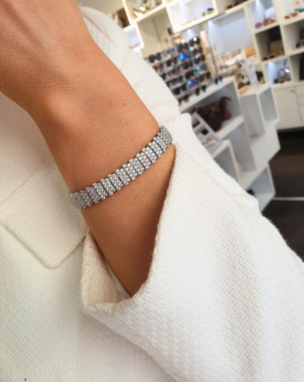 Elegantes Armband mit dichten Steinen - ein schillerndes Stück für besondere Anlässe von Patrizia Ljubljana.