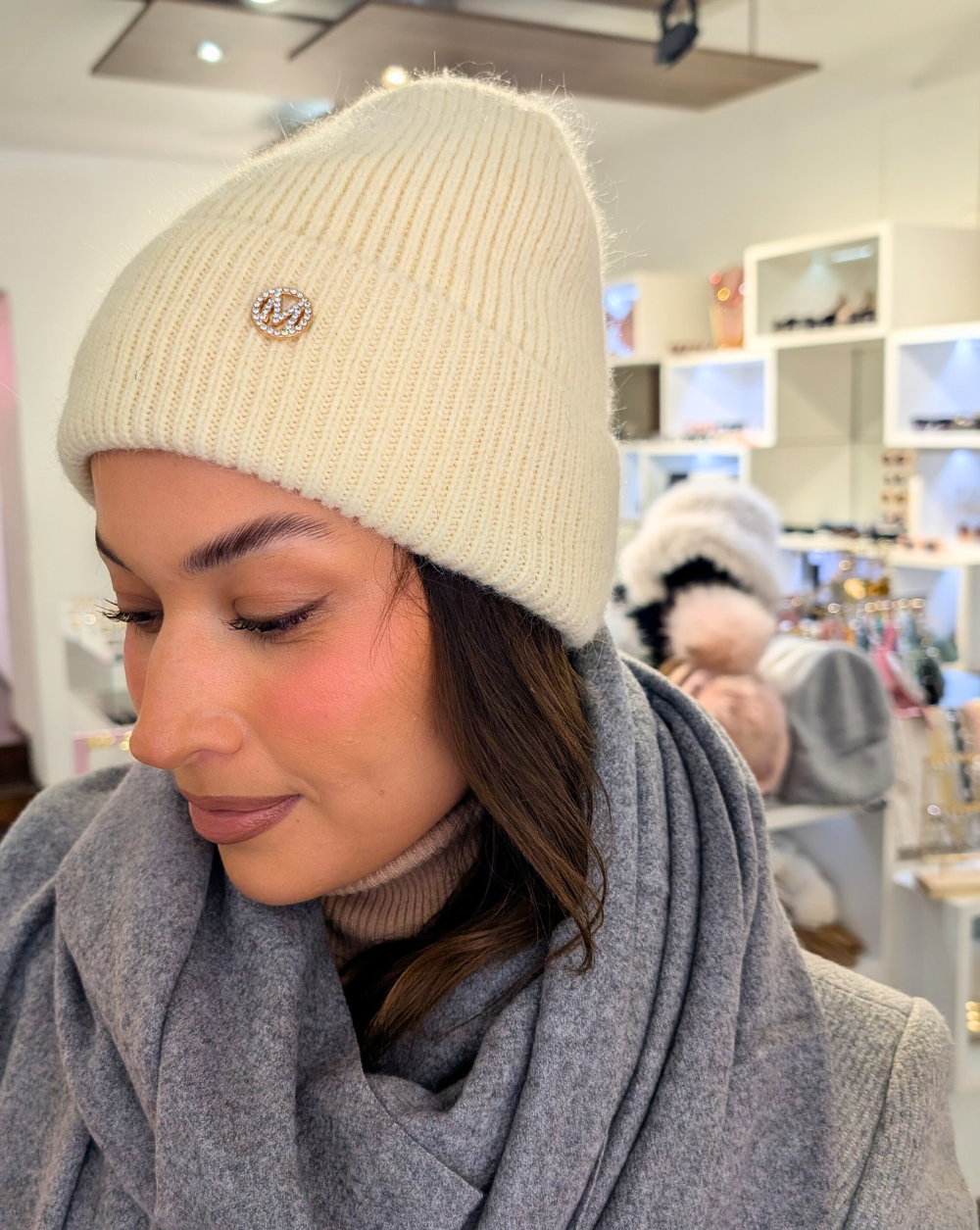 WINTER CHARM Mütze aus weichem weißem Strick mit goldenem Emblem - Trgovina Patrizia Ljubljana