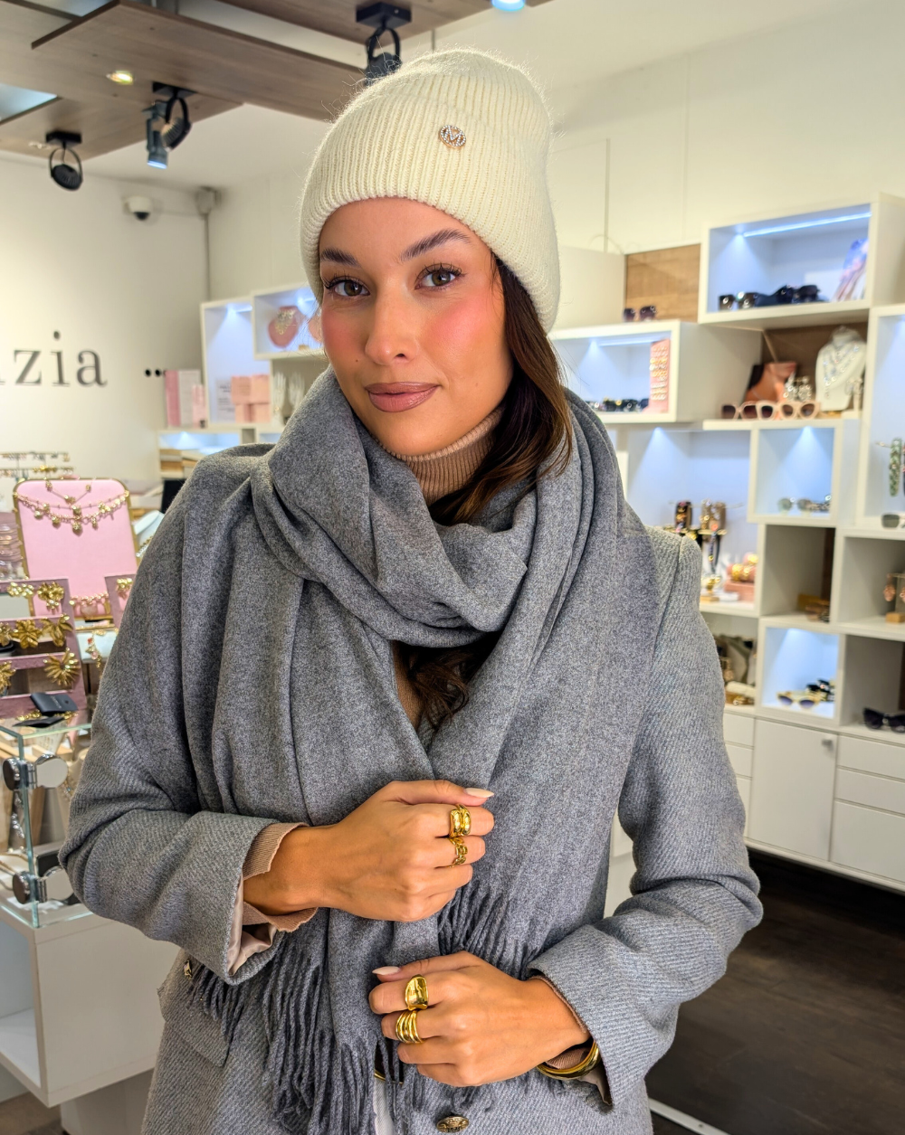 WINTER CHARM Mütze aus weichem weißem Strick mit goldenem Emblem - Trgovina Patrizia Ljubljana