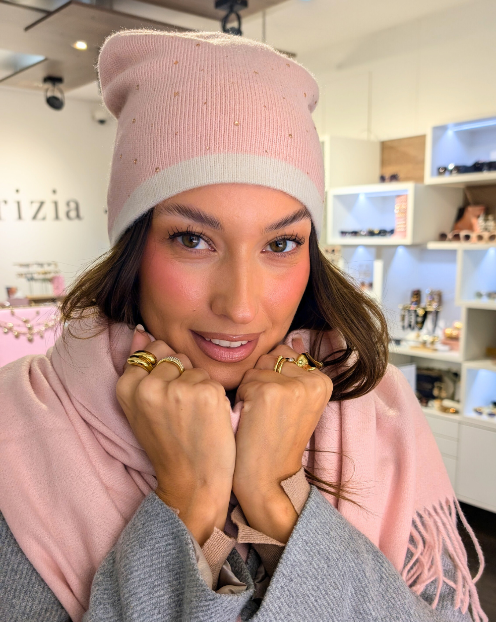 CRYSTAL GLOW Mütze aus weichem Strickstoff mit winzigen Kristallen in Rosa - Trgovina Patrizia Ljubljana