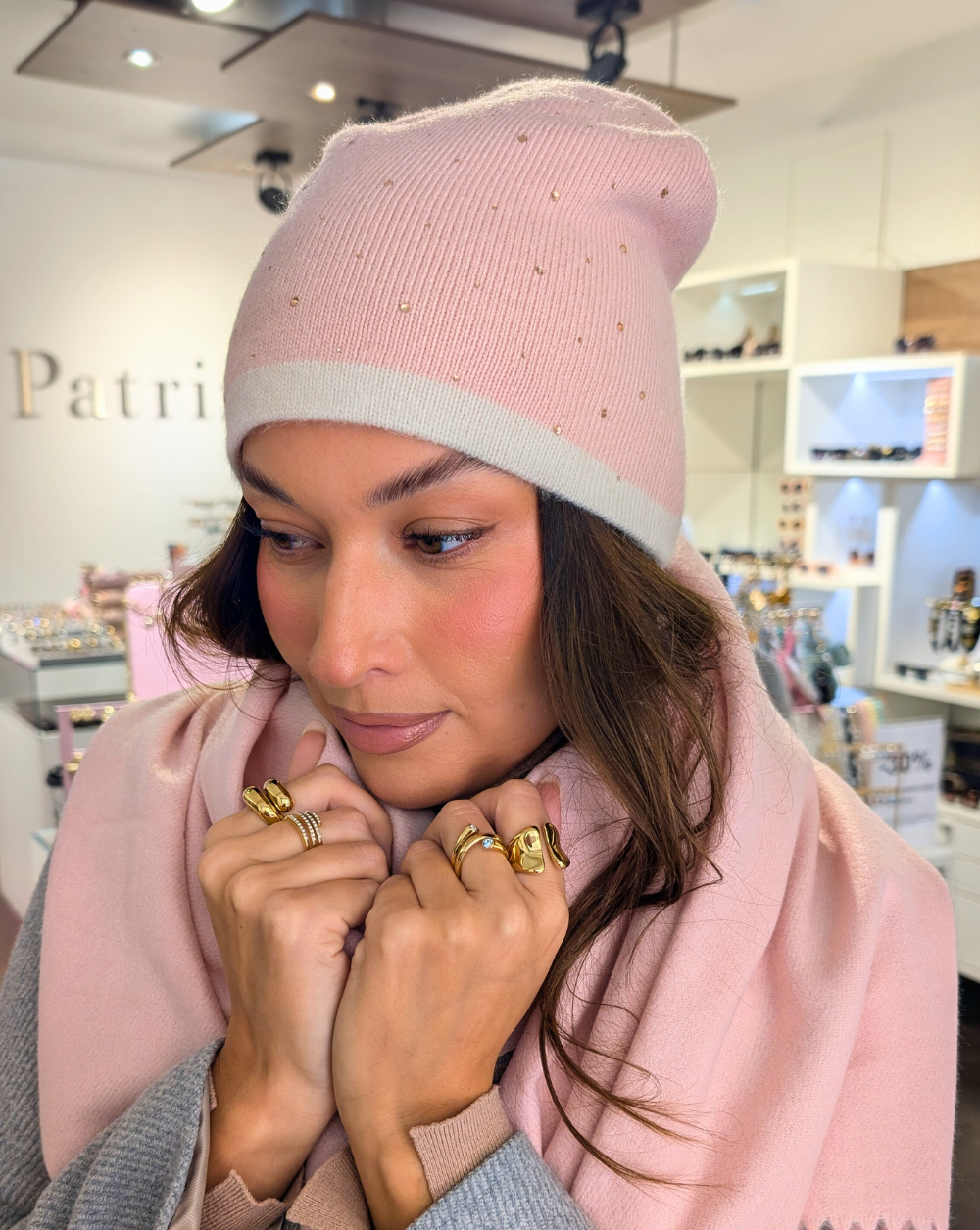 CRYSTAL GLOW Mütze aus weichem Strickstoff mit winzigen Kristallen in Rosa - Trgovina Patrizia Ljubljana