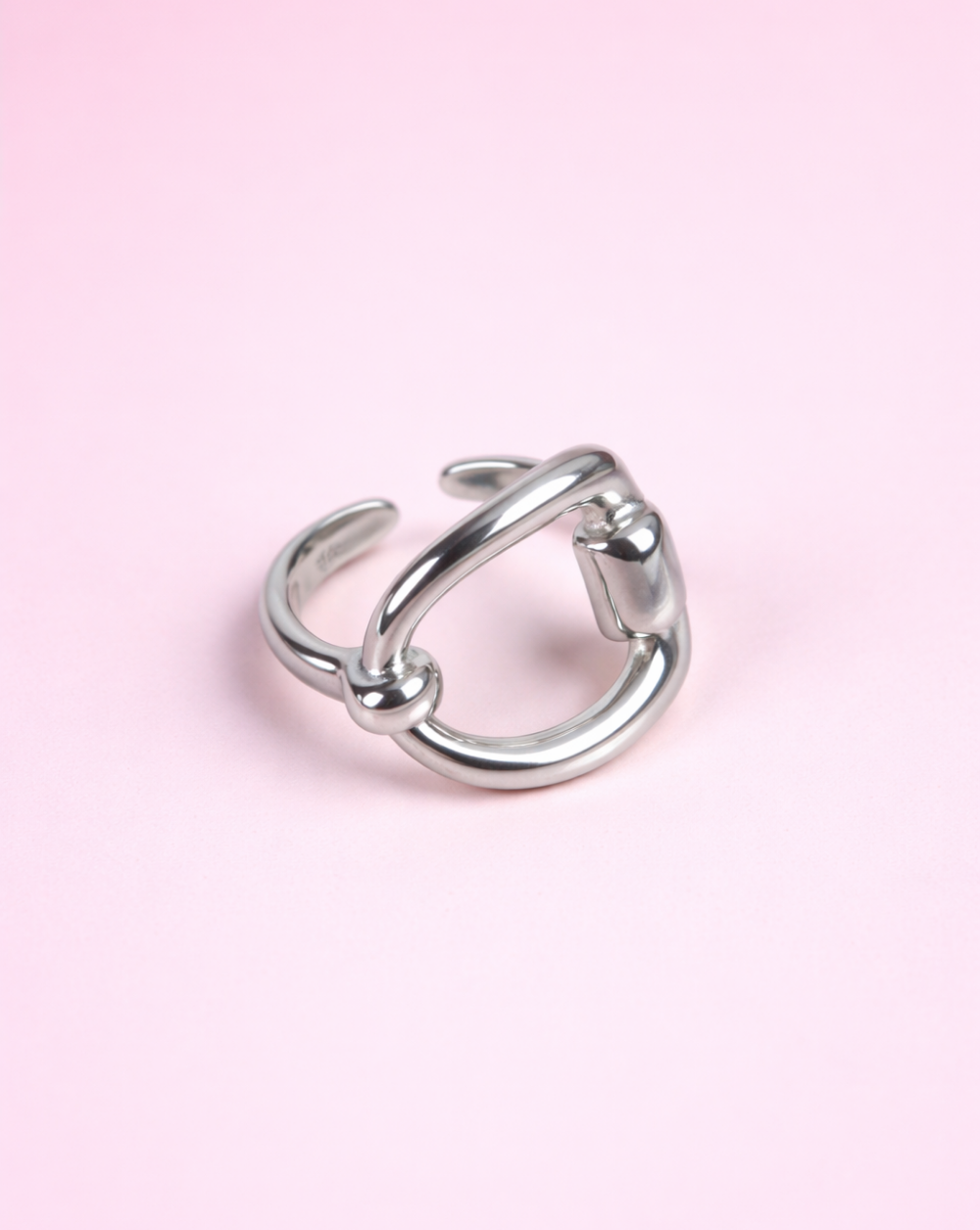 Ring mit modernem Link-Design — Patrizia Ljubljana