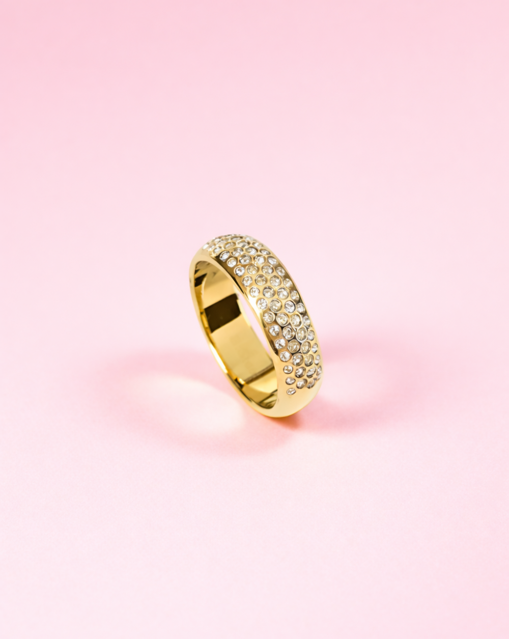 Ring LUMI BAND mit Pavé-Kristallen auf rosa Hintergrund - Trgovina Patrizia Ljubljana Trgovina Patrizia .