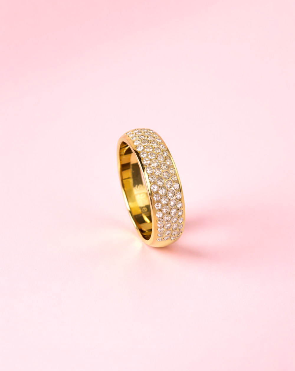 Ring LUMI BAND mit Pavé-Kristallen auf rosa Hintergrund - Trgovina Patrizia Ljubljana Trgovina Patrizia .