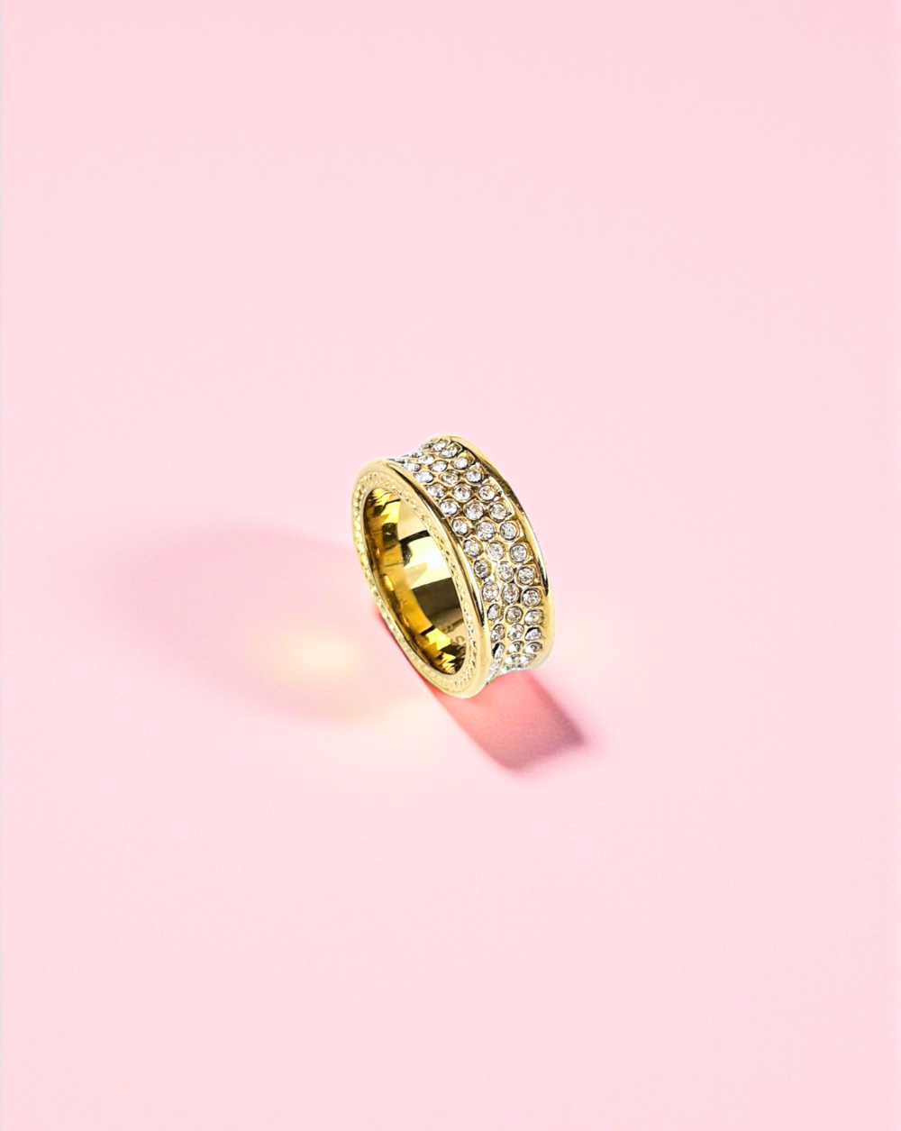 Ring OBSESSION aus rostfreiem Stahl, Breit , fotografiert auf rosa Hintergrund - Trgovina Patrizia Ljubljana.