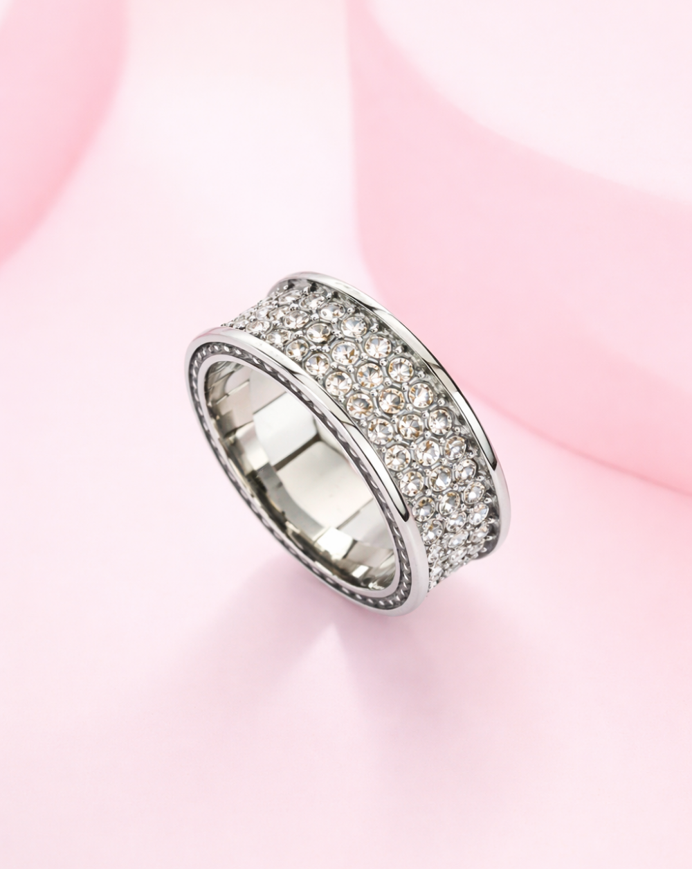 Ring OBSESSION aus rostfreiem Stahl, Breit , fotografiert auf rosa Hintergrund - Trgovina Patrizia Ljubljana.