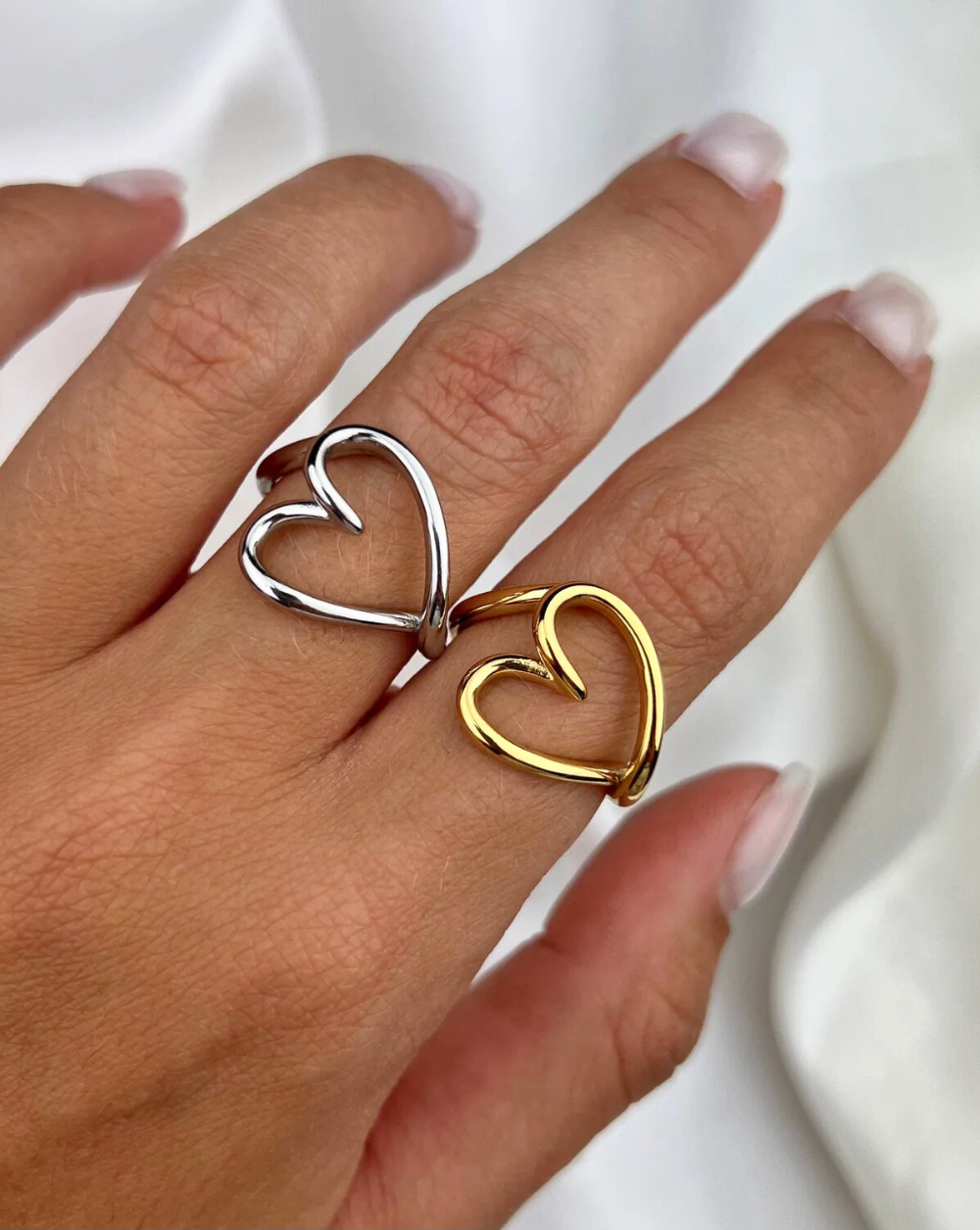 Ring OPEN HEART aus Edelstahl in zwei Versionen, an der Hand des Models - Trgovina Patrizia Ljubljana.
