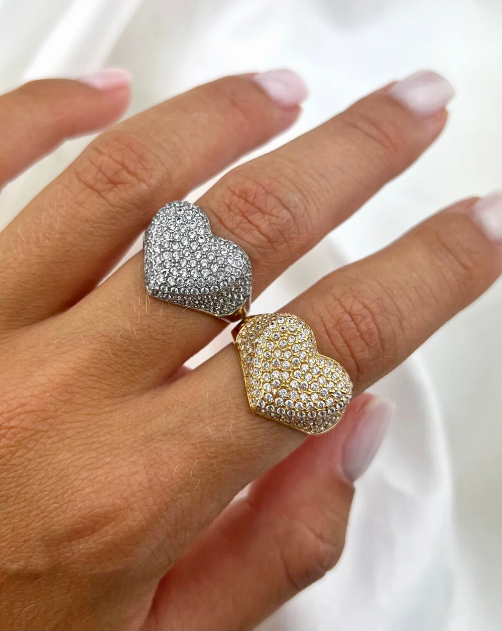 Ring PAVÉ HEART in Herzform mit Pavé-Kristallen, abgebildet an der Hand des Models - Trgovina Patrizia Ljubljana.