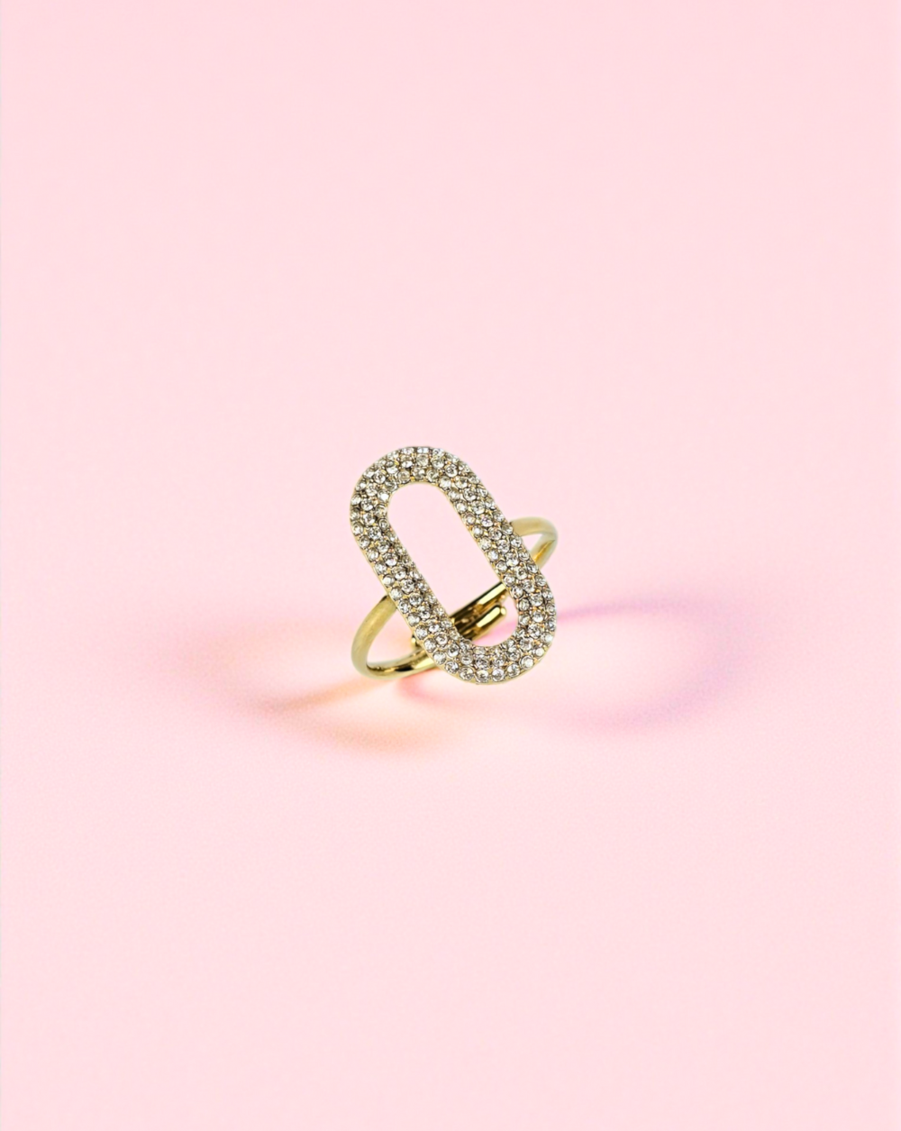 Ring PAVÉ LINK mit länglichem Pavé-Gliedermuster auf rosa Hintergrund - Trgovina Patrizia Ljubljana.