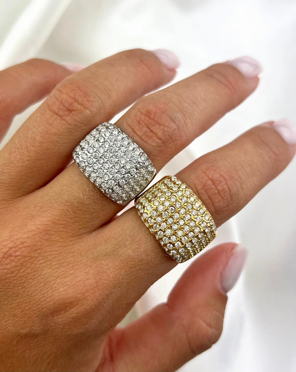 Ring PAVÉ SQUARE aus Edelstahl mit breiter Pavé-Front, abgebildet an der Hand des Modells - Trgovina Patrizia Ljubljana.