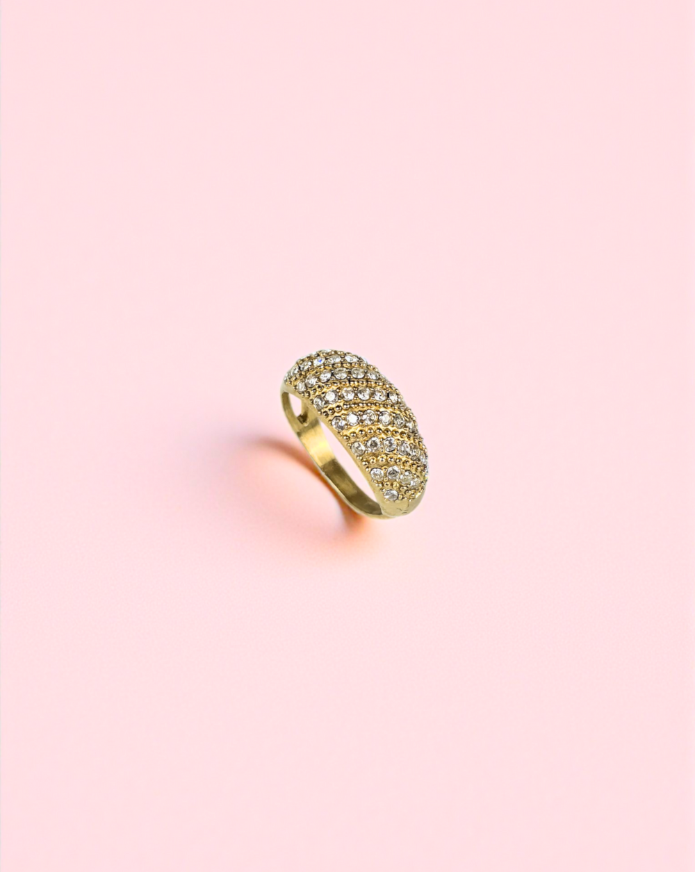 Ring RIBBED mit gerippter Pavé-Struktur auf rosa Hintergrund - Trgovina Patrizia Ljubljana.