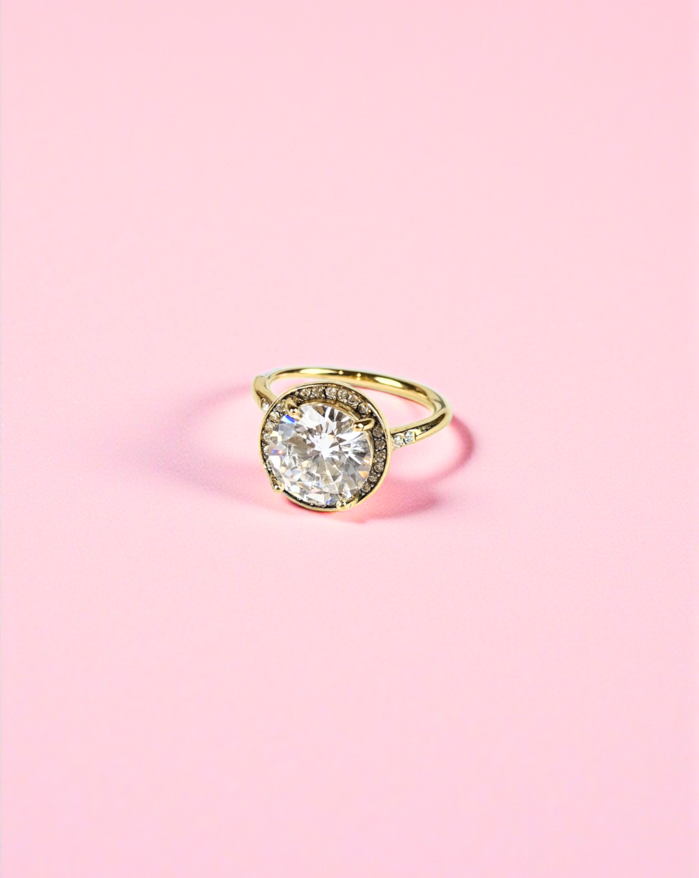 Ring ROUND SOLITAIRE mit großem runden Kristall auf rosa Hintergrund - Trgovina Patrizia Ljubljana Trgovina Patrizia .