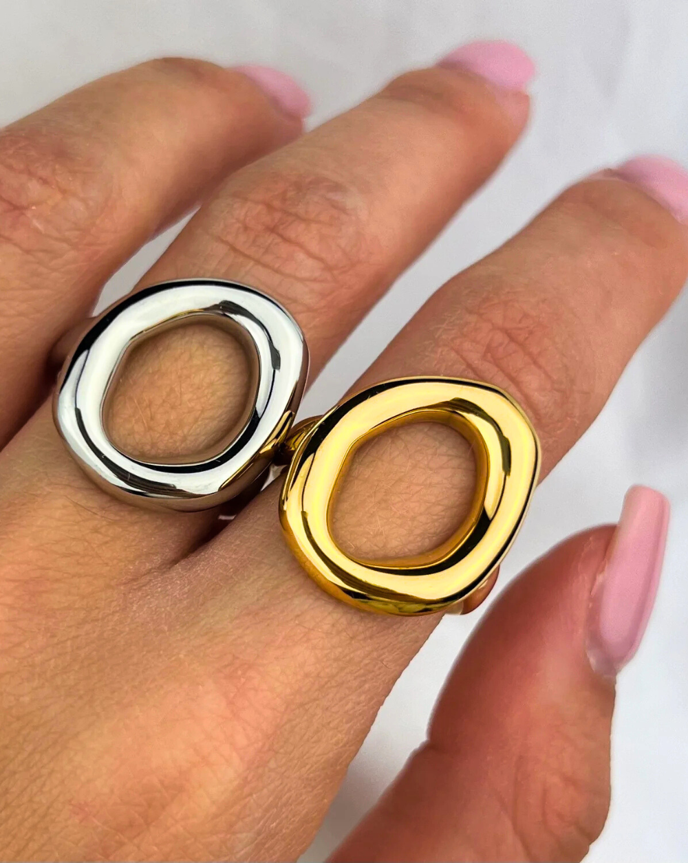 Prstan SCULPT DROP iz nerjavečega jekla na roki modela – Trgovina Patrizia Ljubljana.