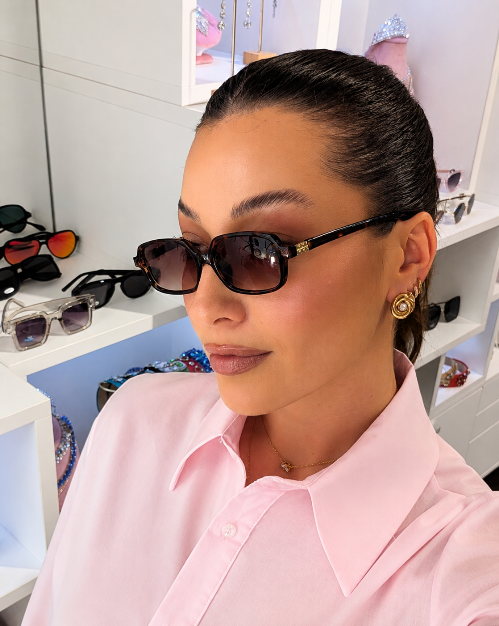 Sončna očala z manjšimi zaobljenimi stekli in UV400 zaščito – trgovina Patrizia Ljubljana, moderen eleganten modni dodatek